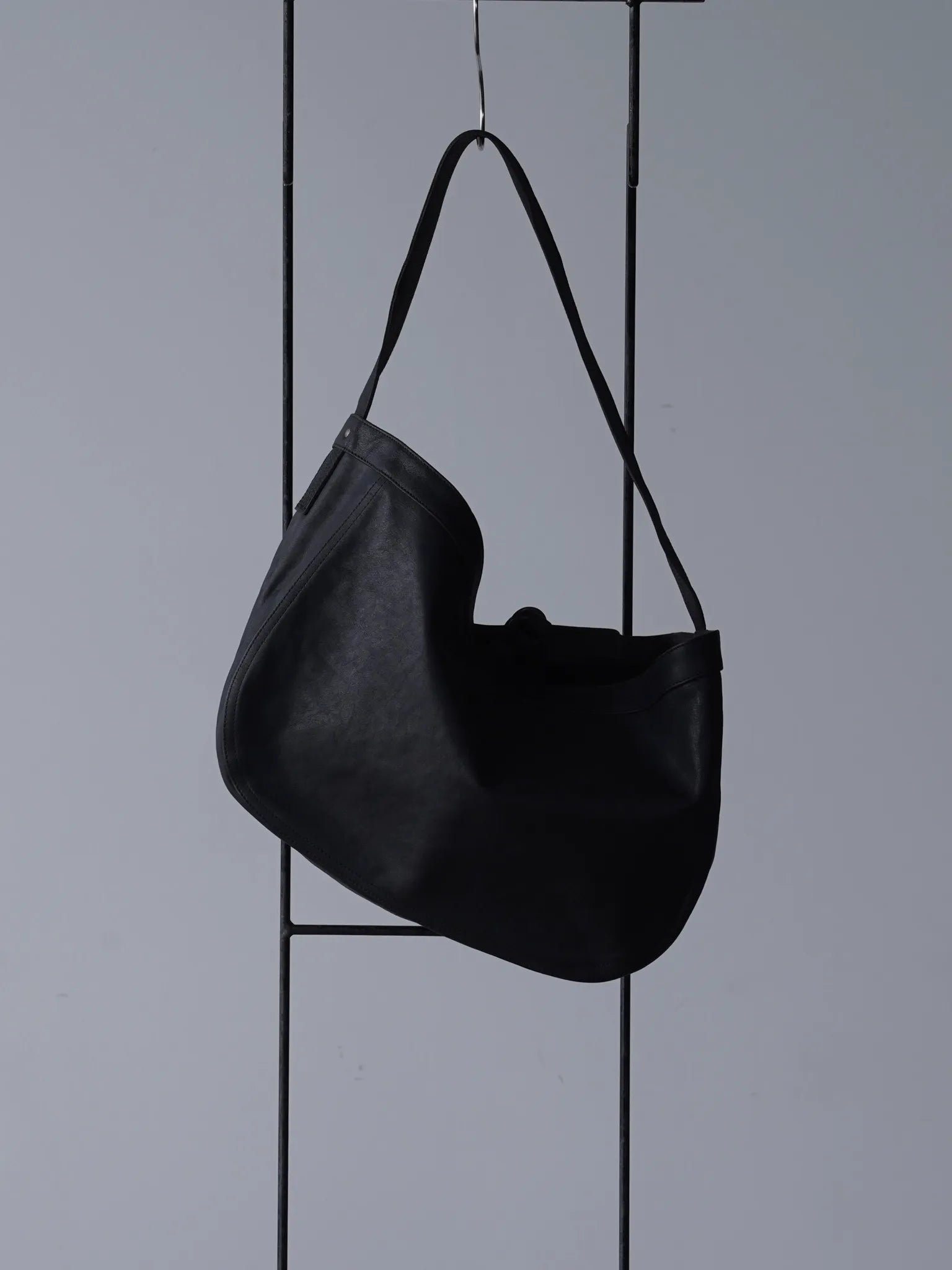 t-t-lot-004-newsboy-bag-black-horse-leather-1