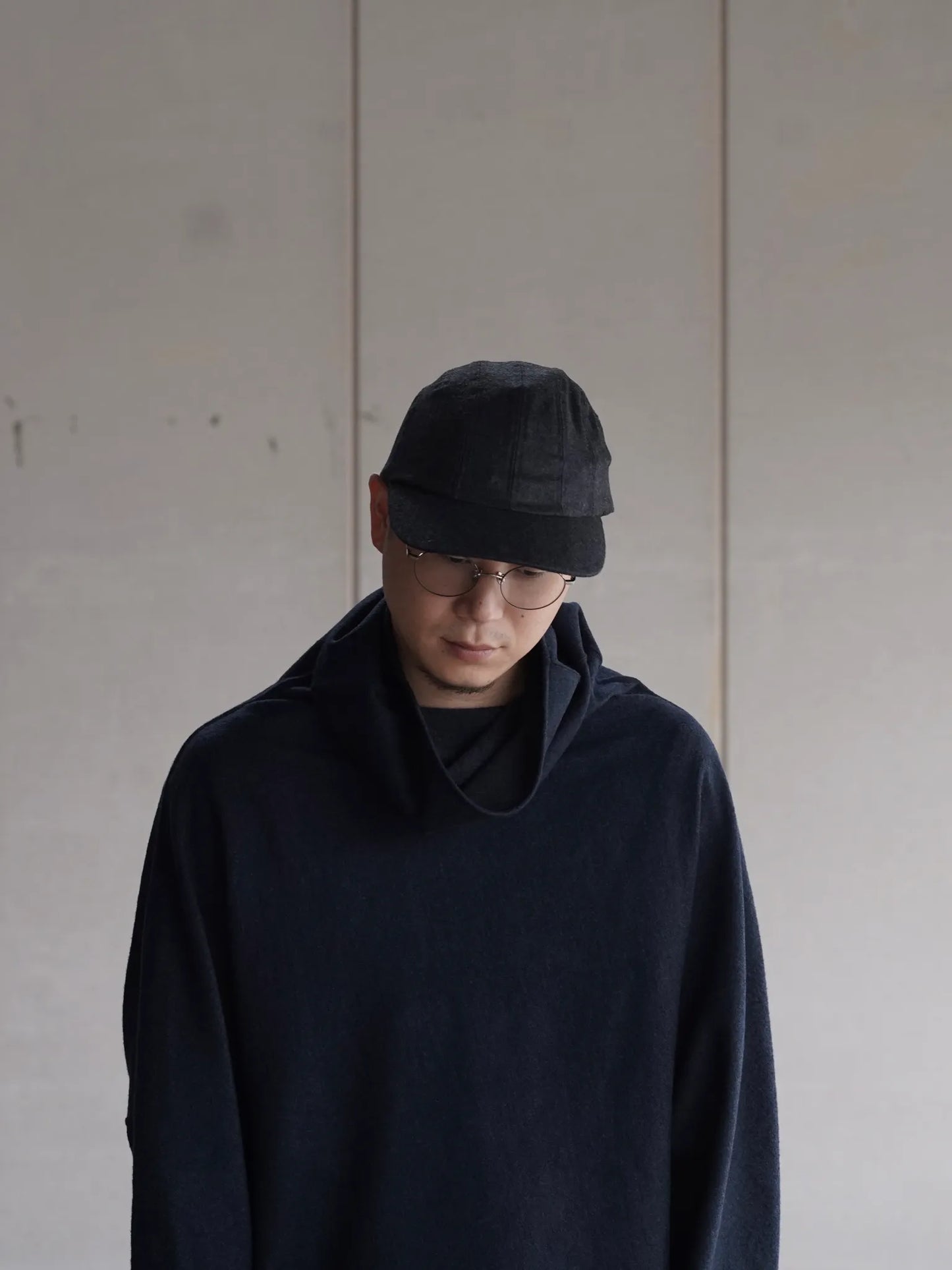 nonnotte-draping-cap-a-charcoal-top-shadow-herringbone-flannel-4