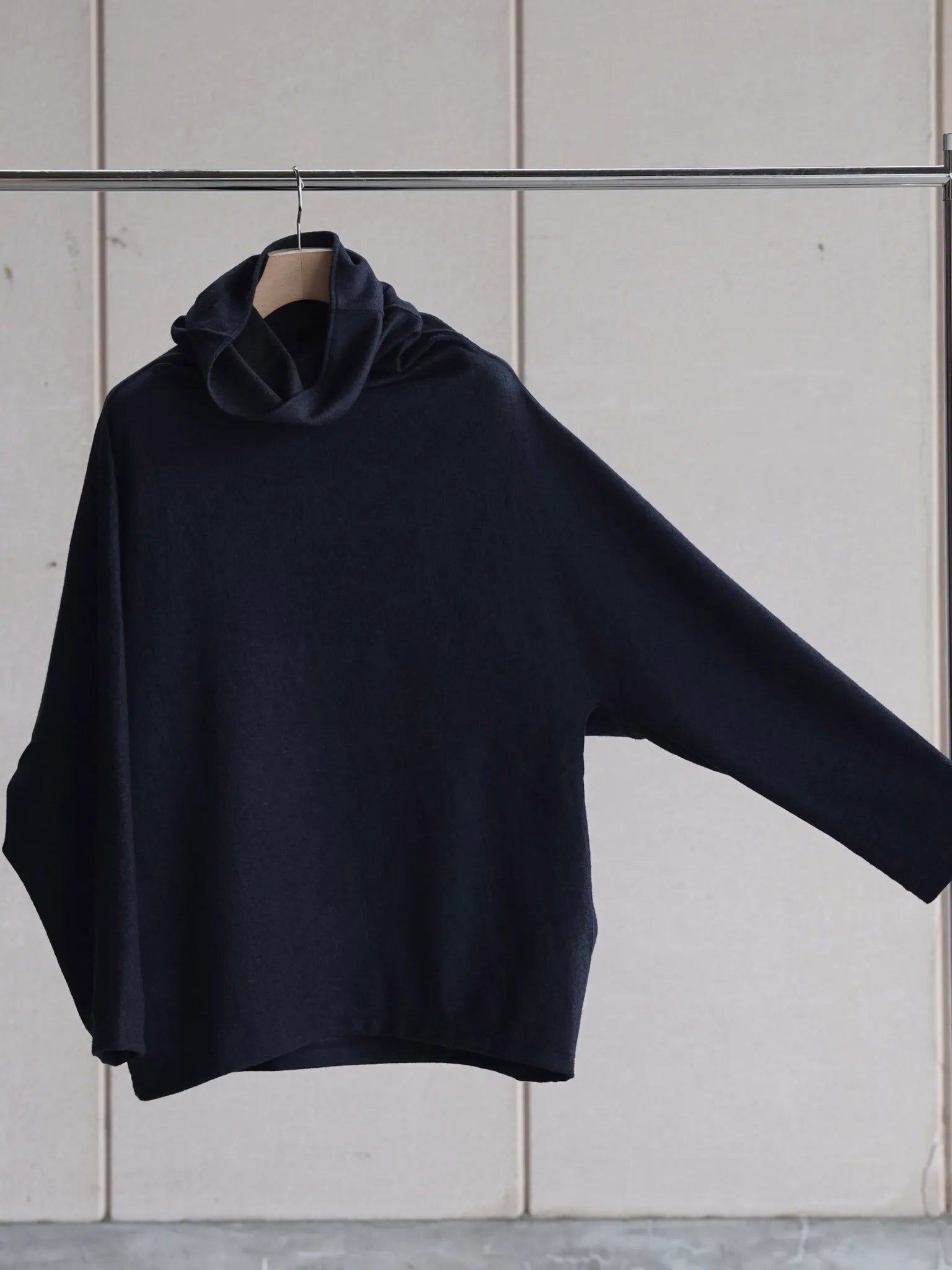 nonnotte-draping-big-h-n-pullover-d-navy-charcoal-top-2