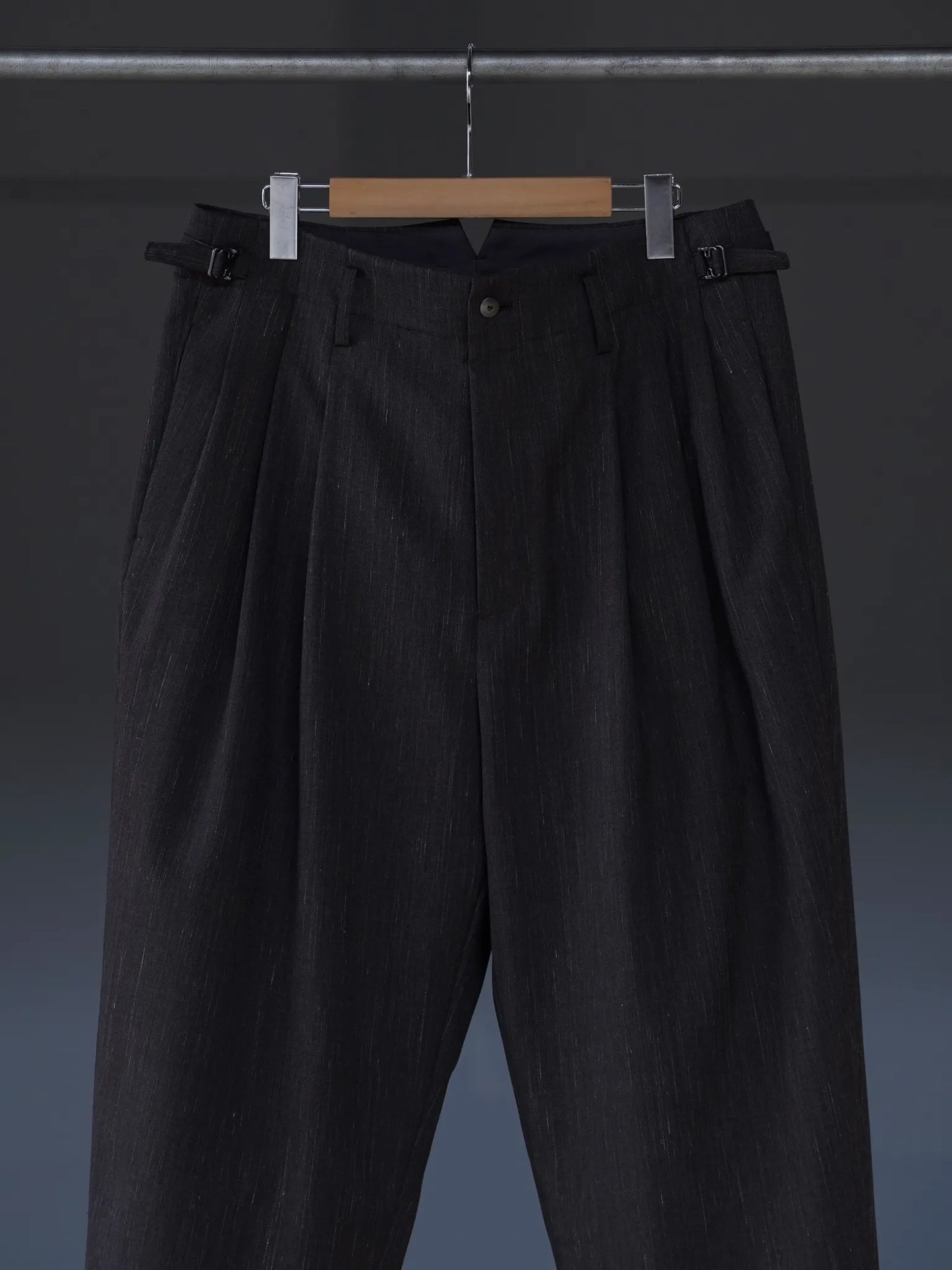 irenisa-three-tucks-tapered-pants-brown-3