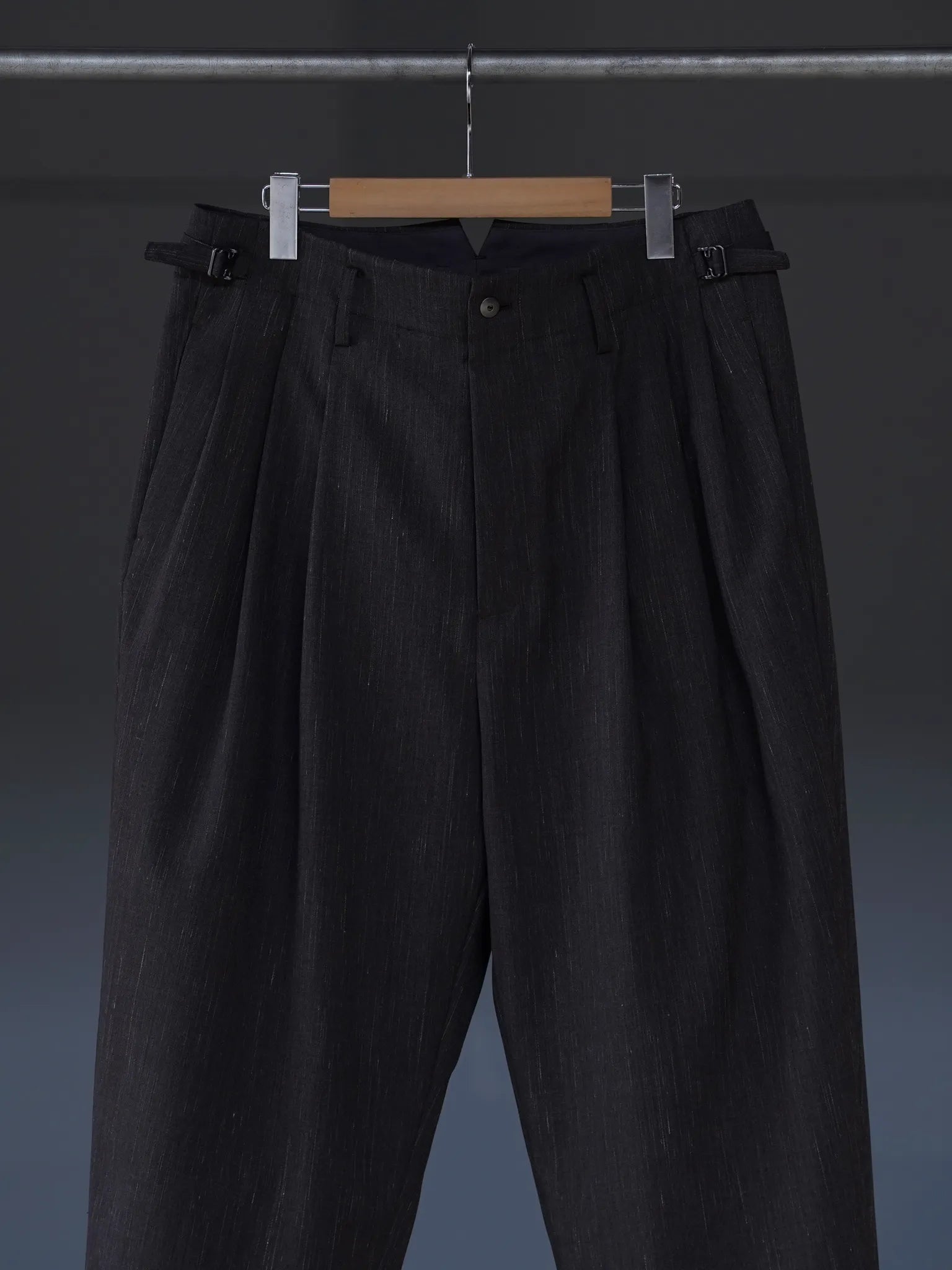 irenisa-three-tucks-tapered-pants-brown-3