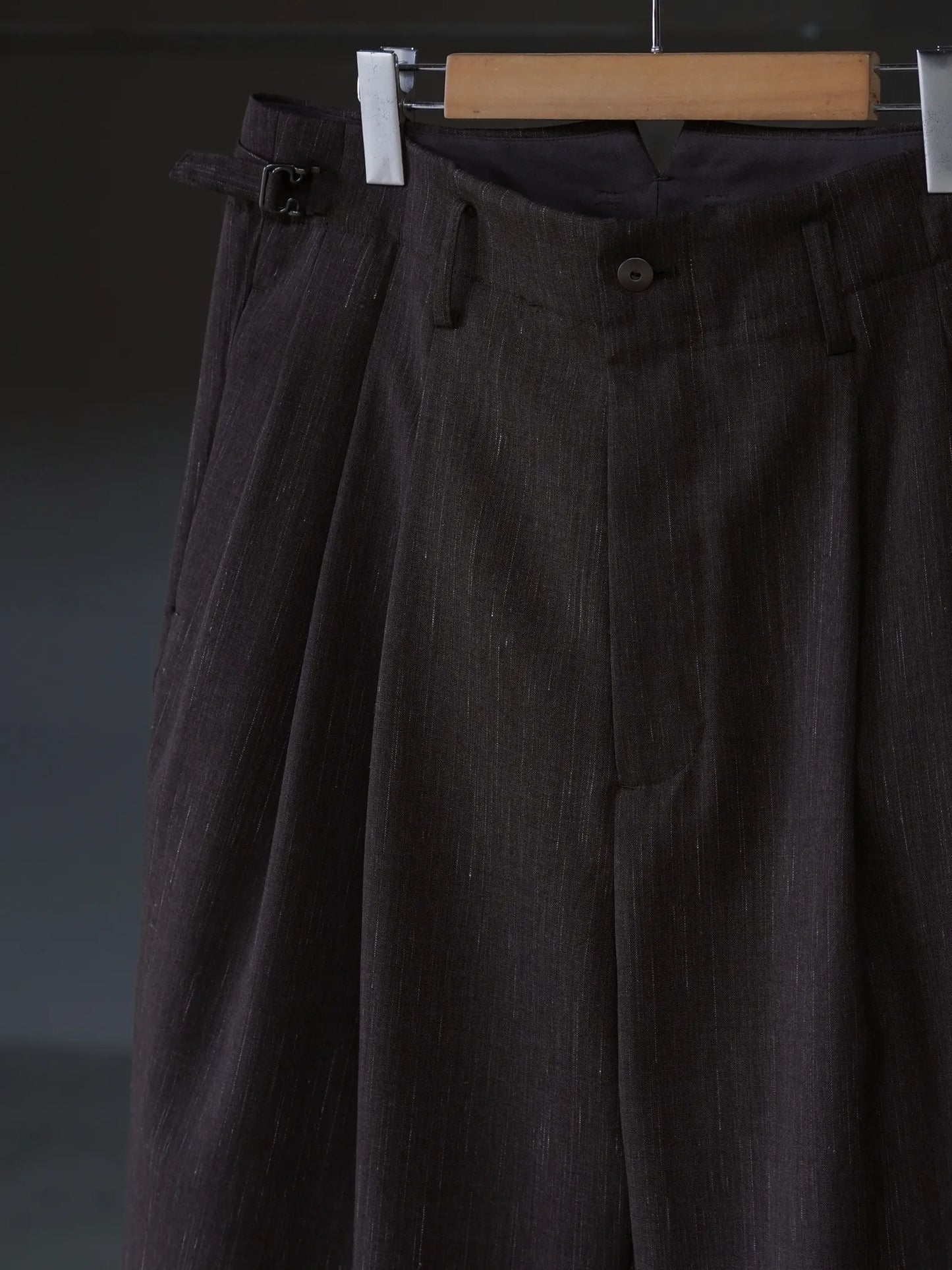 irenisa-three-tucks-tapered-pants-brown-4