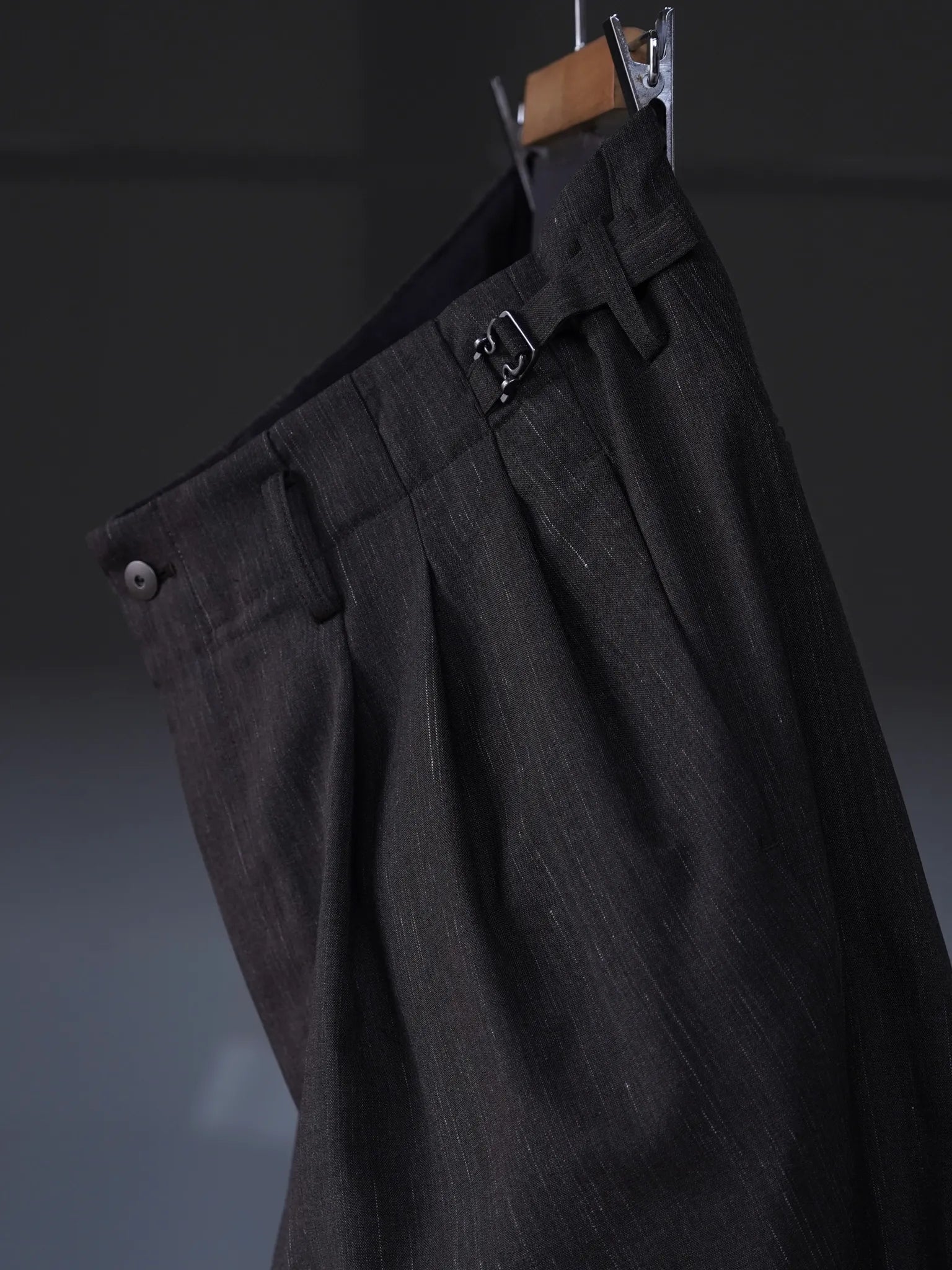 irenisa-three-tucks-tapered-pants-brown-5