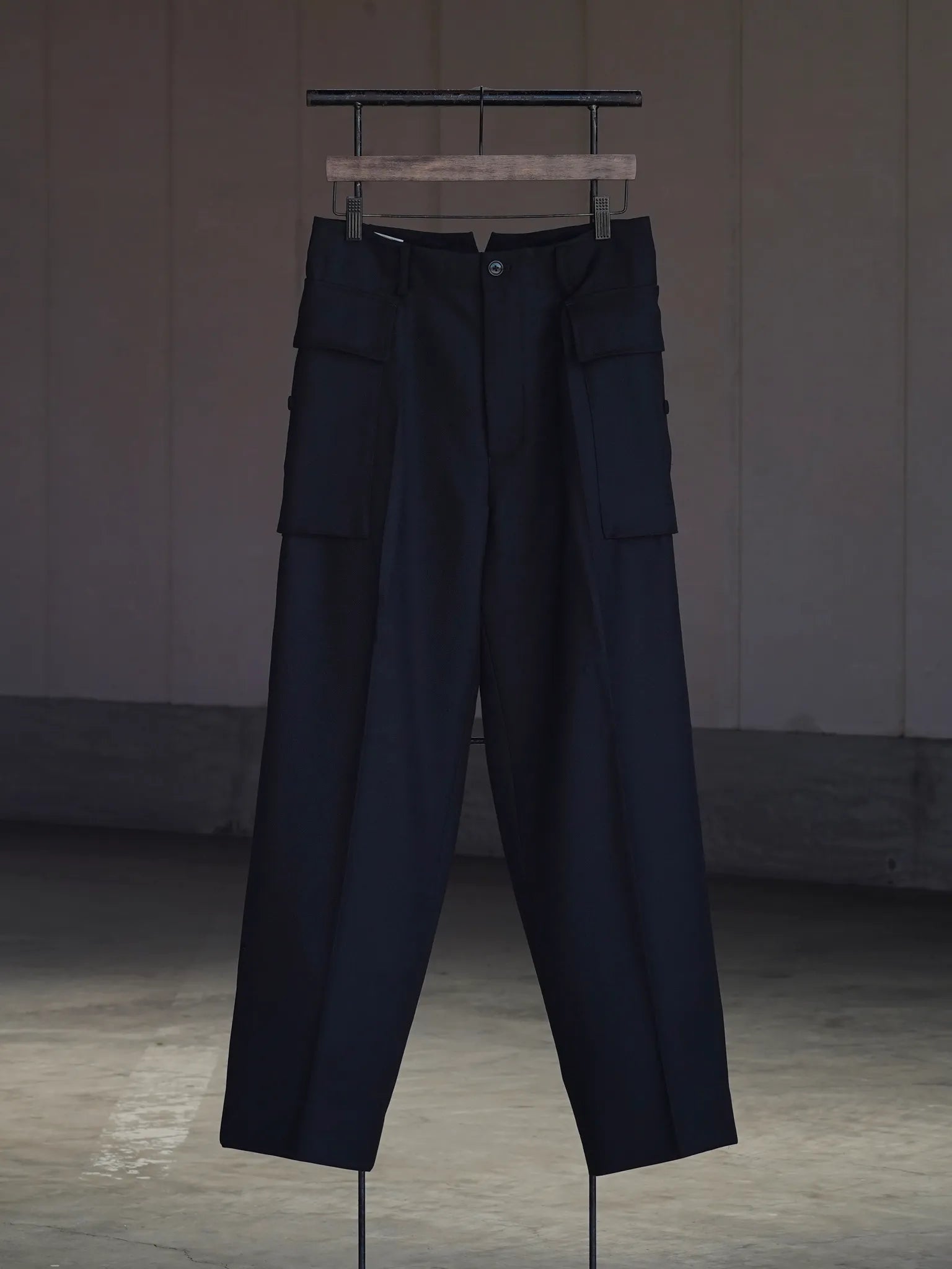 sarto-cargo-pants-dry-wool-twill-black-1