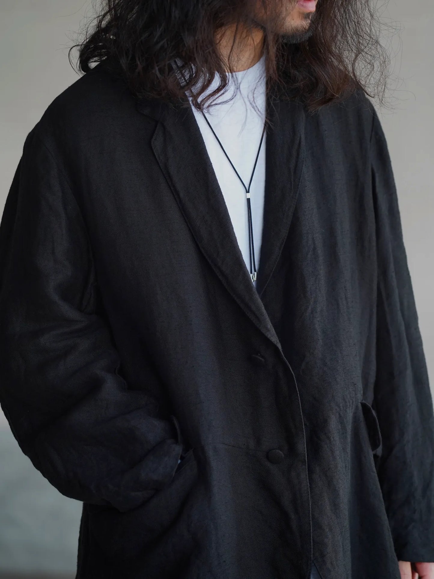 COMOLI | リネンサテン フロックコート BLACK