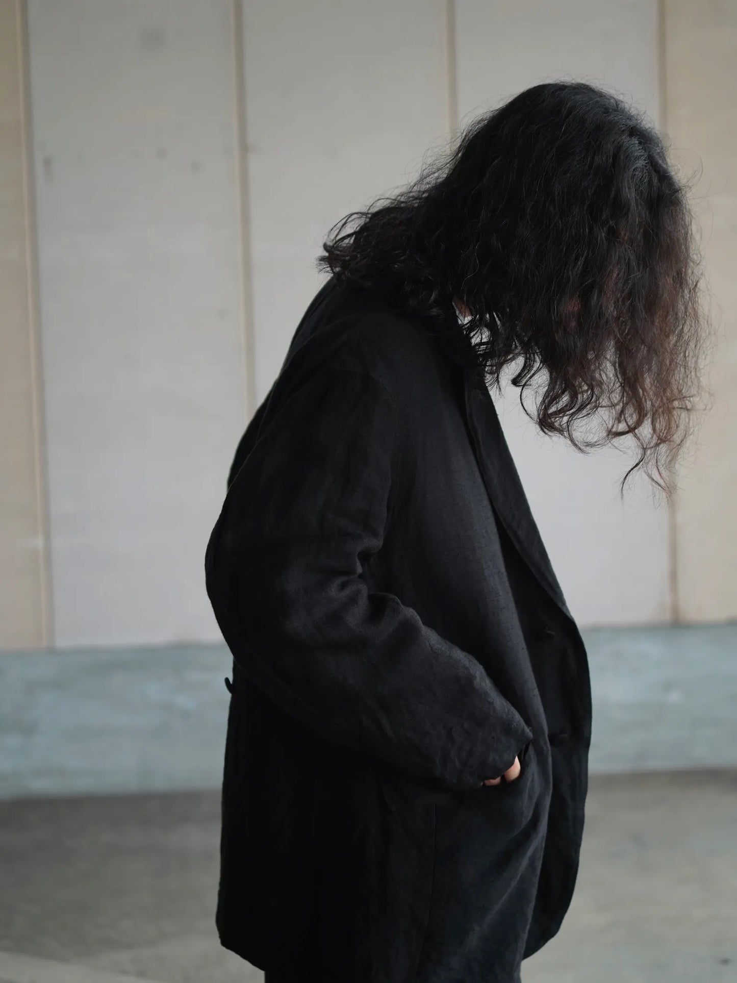 COMOLI | リネンサテン フロックコート BLACK