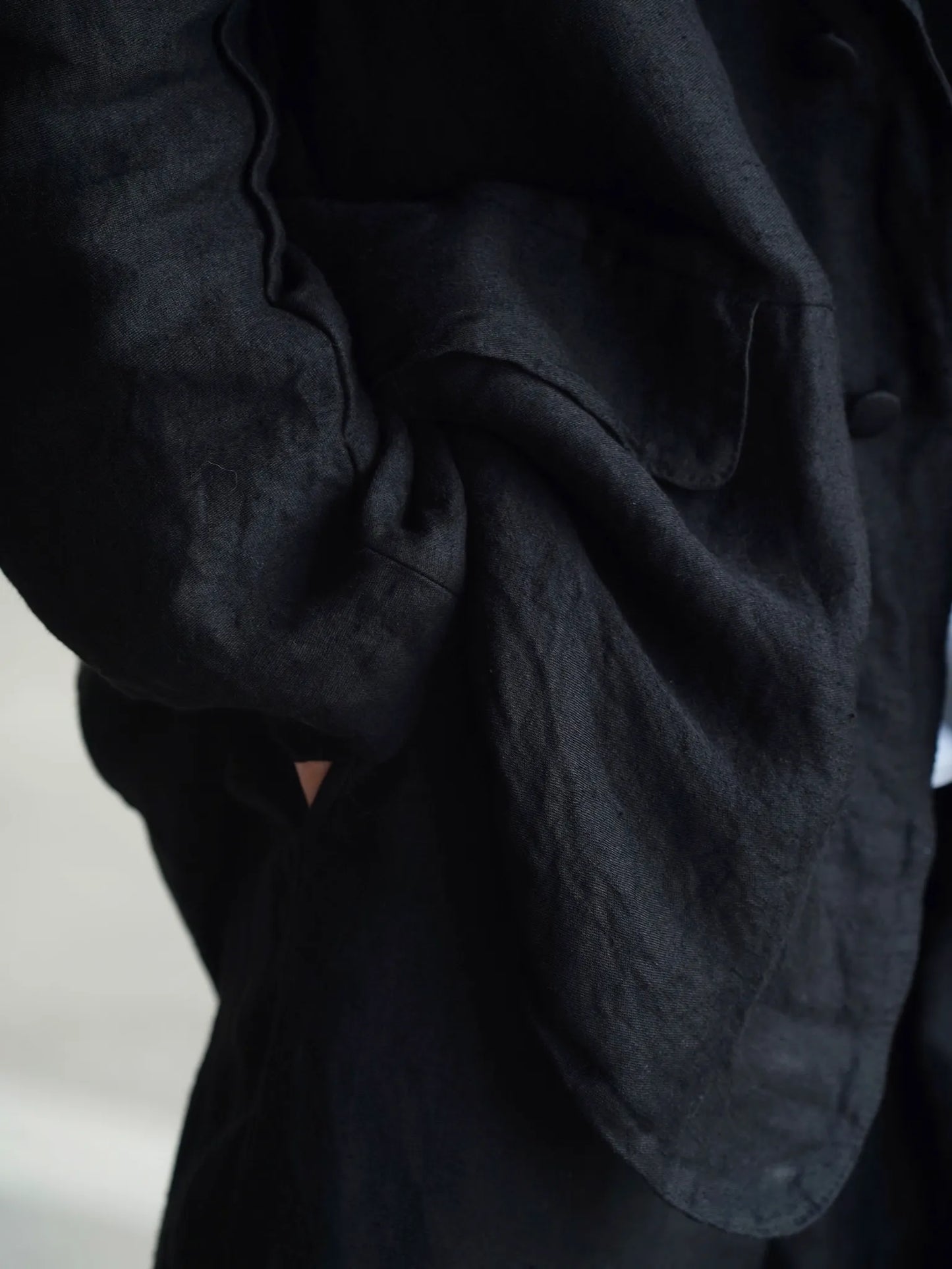 COMOLI | リネンサテン フロックコート BLACK