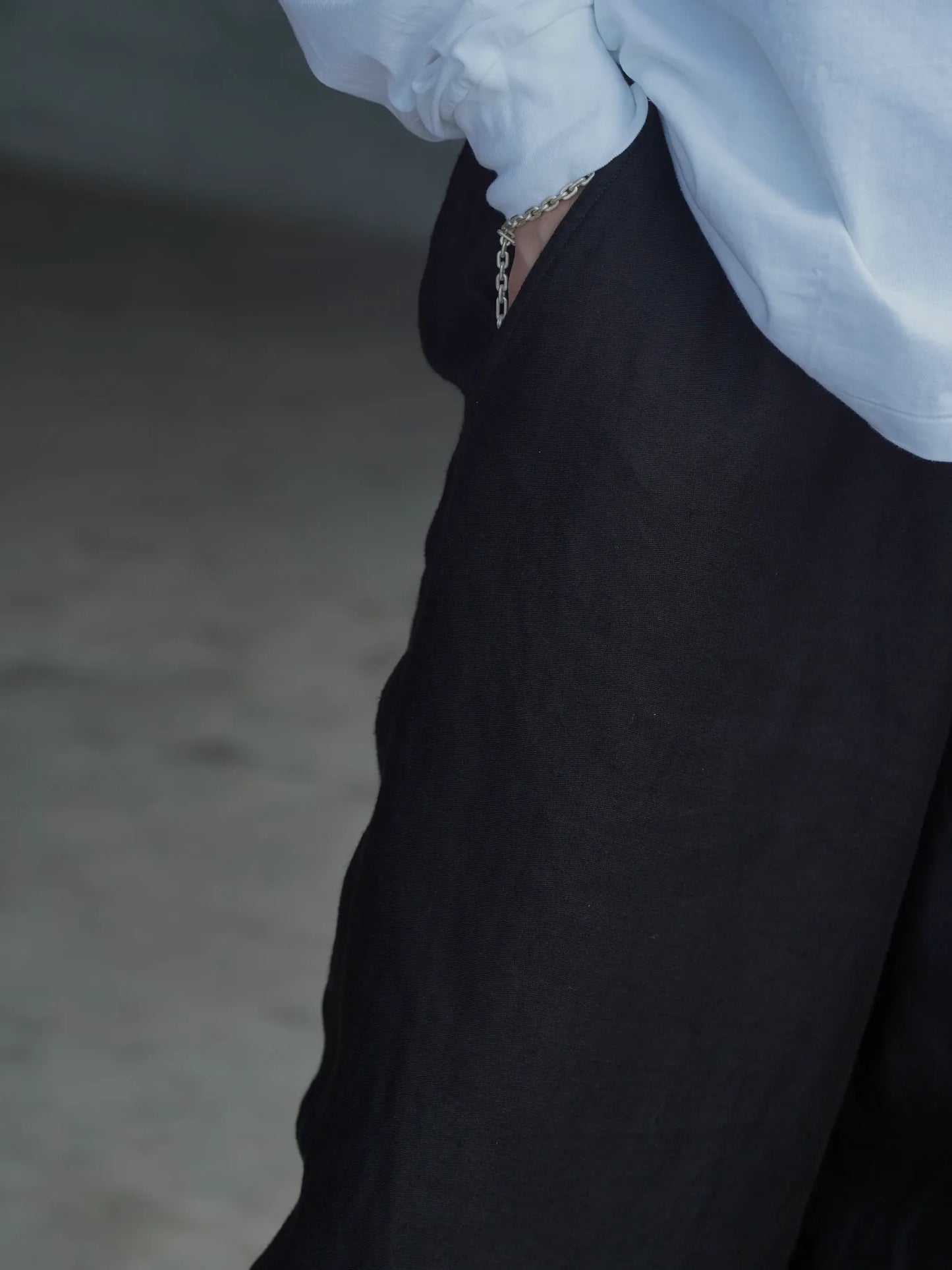 COMOLI | リネンサテン ドローストリングパンツ BLACK