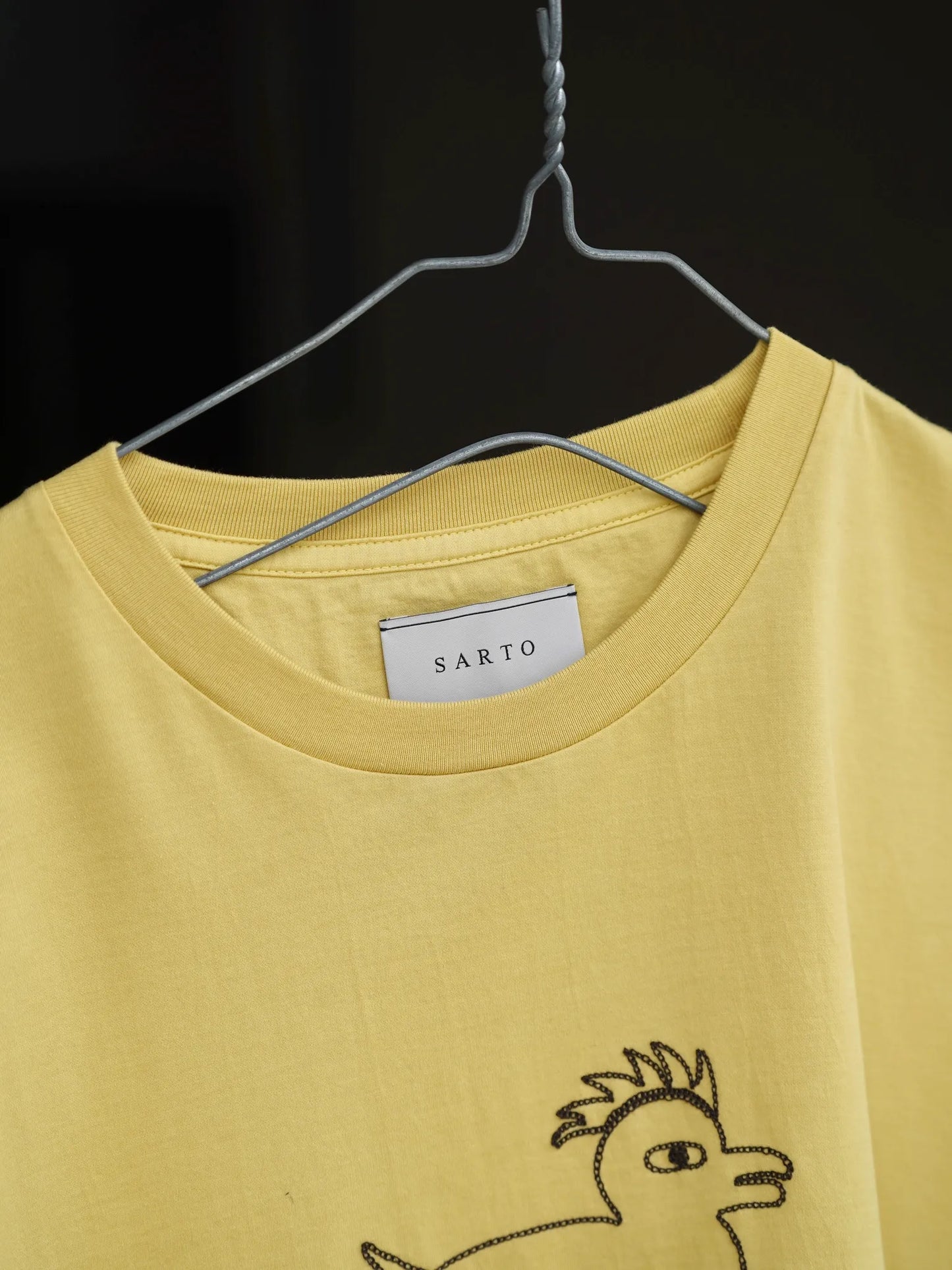 SARTO | WHERE TO MATTERS OFF ROAD CREW NECK S/S MUSTARD