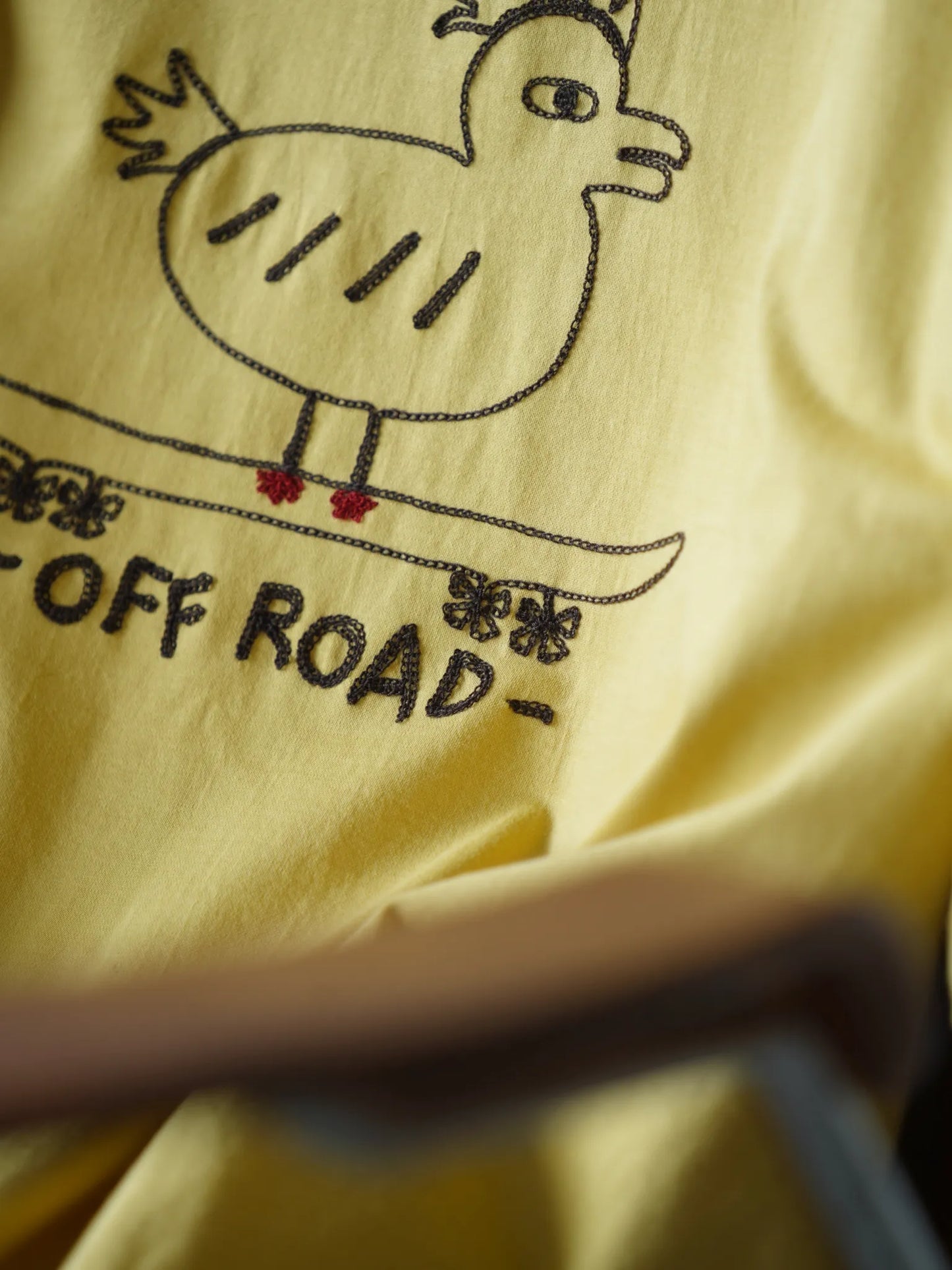 SARTO | WHERE TO MATTERS OFF ROAD CREW NECK S/S MUSTARD