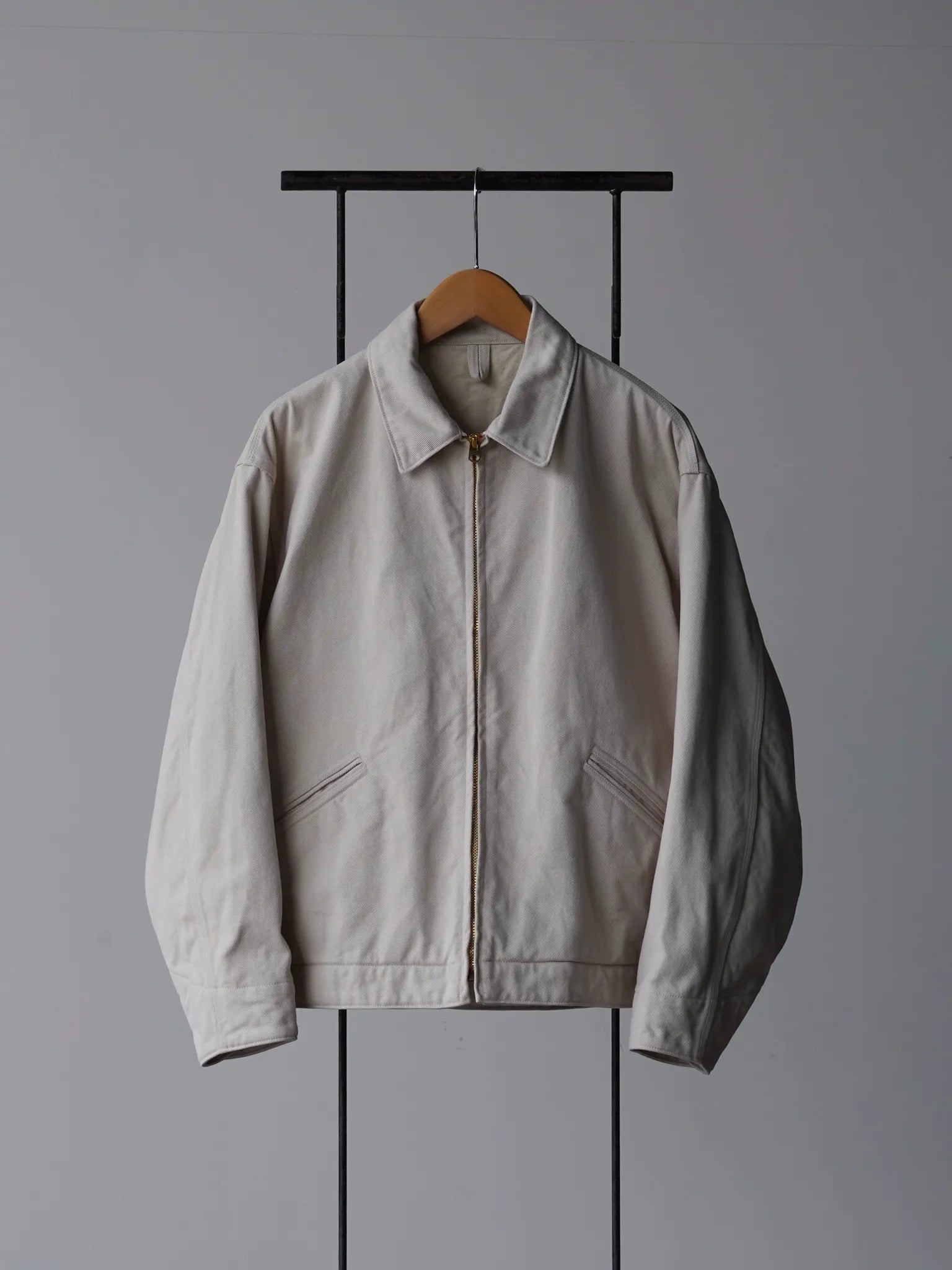 comoli-コットンツイル-ジップショートジャケット-ivory-1