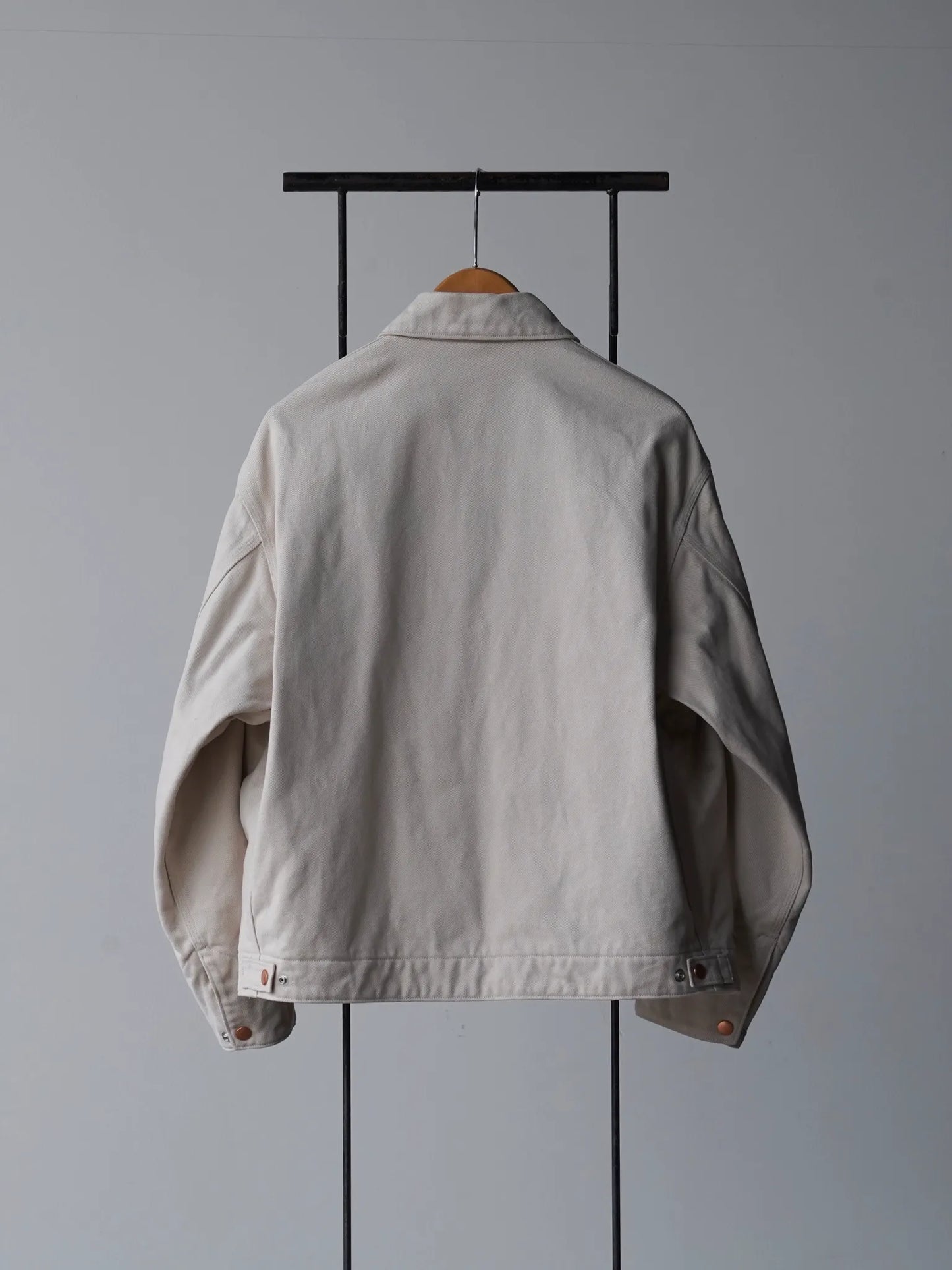 comoli-コットンツイル-ジップショートジャケット-ivory-2