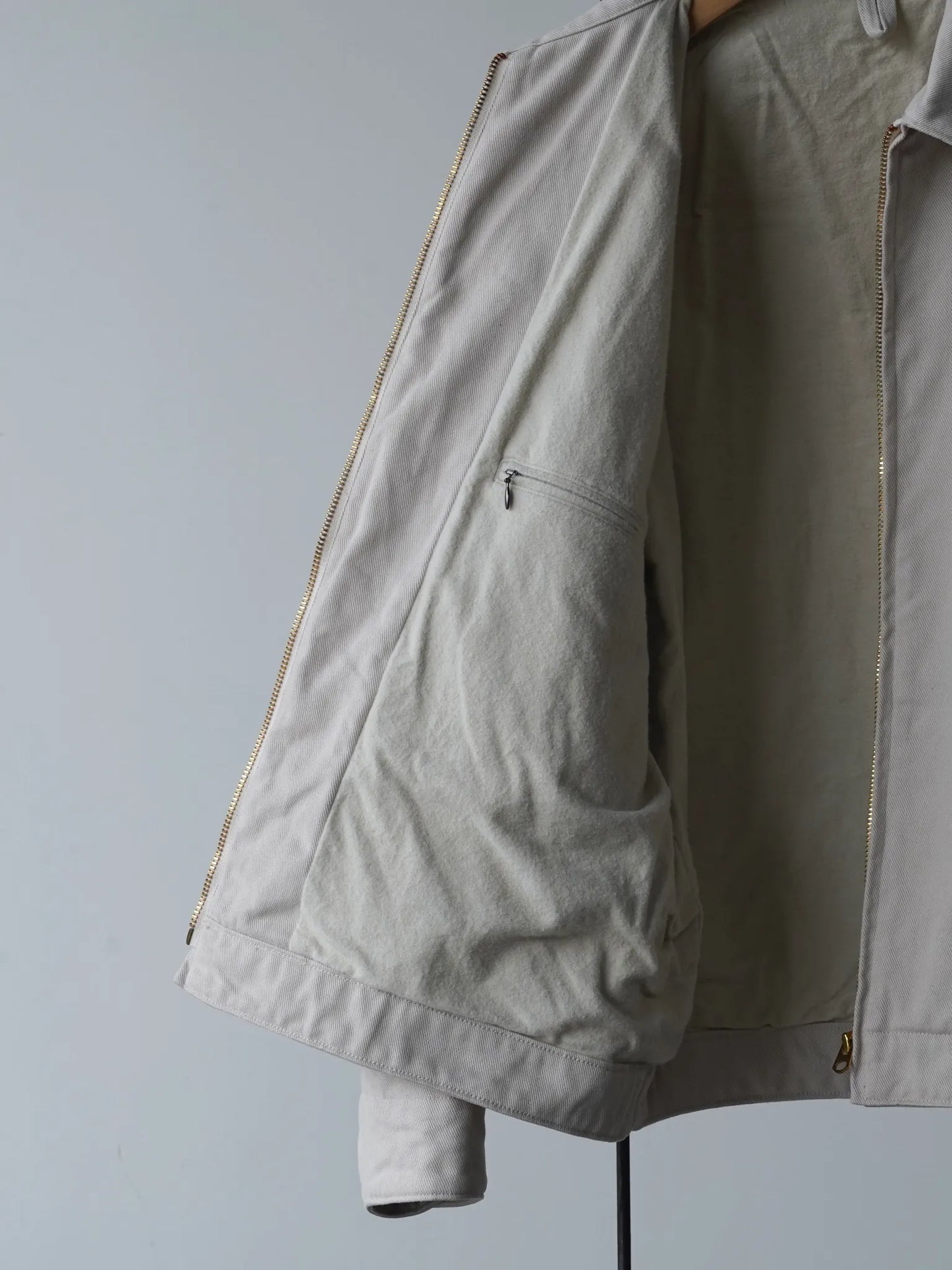 comoli-コットンツイル-ジップショートジャケット-ivory-3
