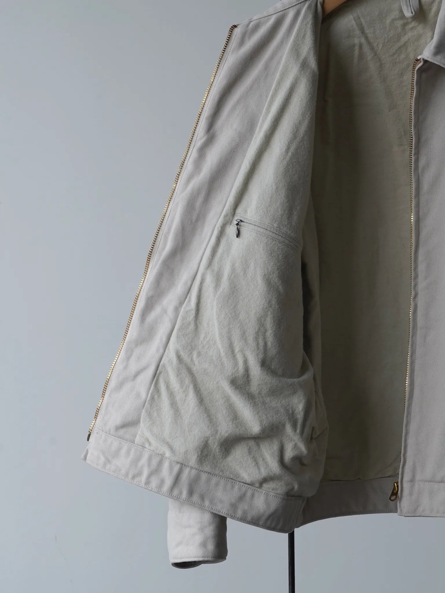 comoli-コットンツイル-ジップショートジャケット-ivory-3