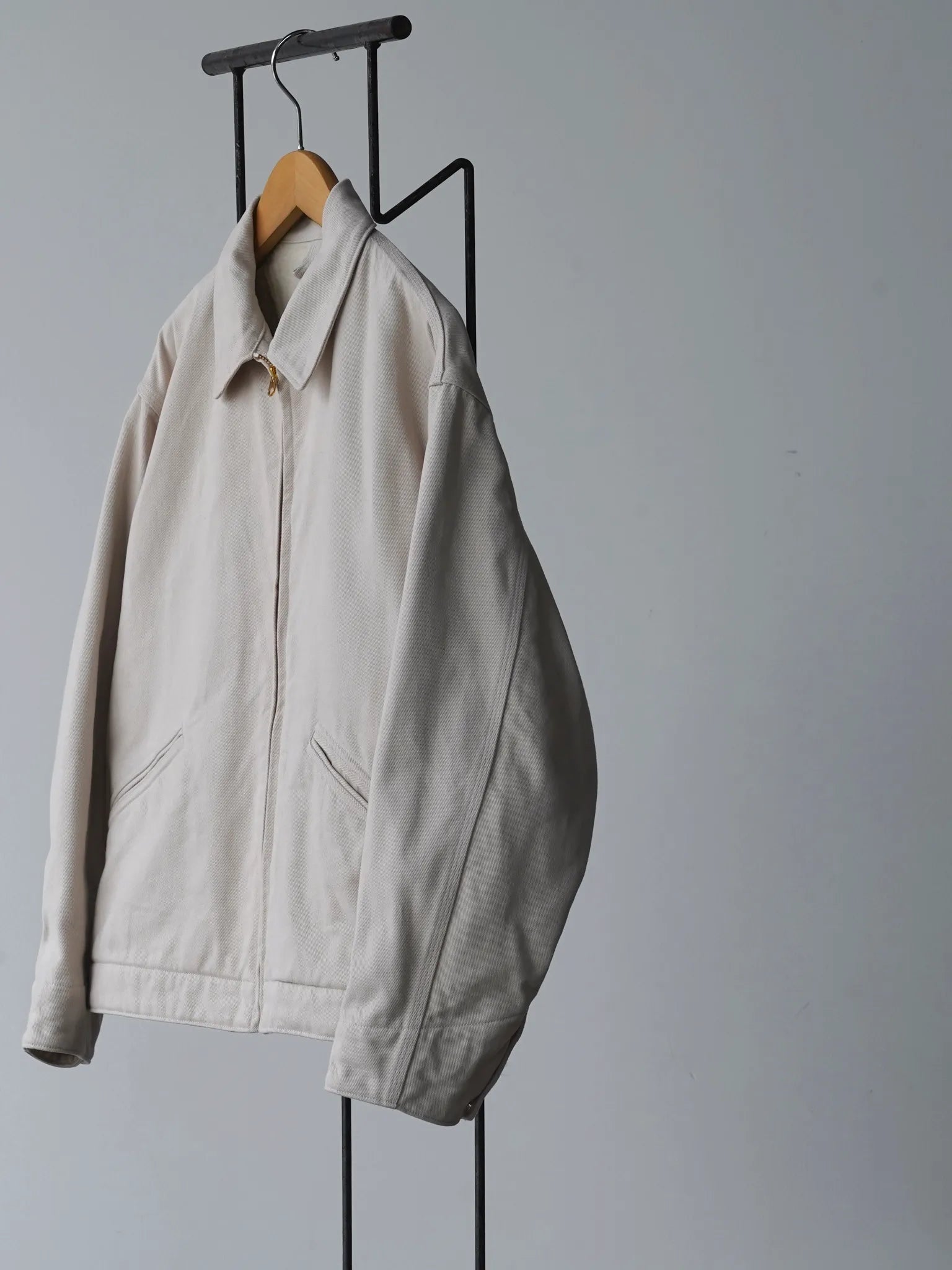 comoli-コットンツイル-ジップショートジャケット-ivory-8