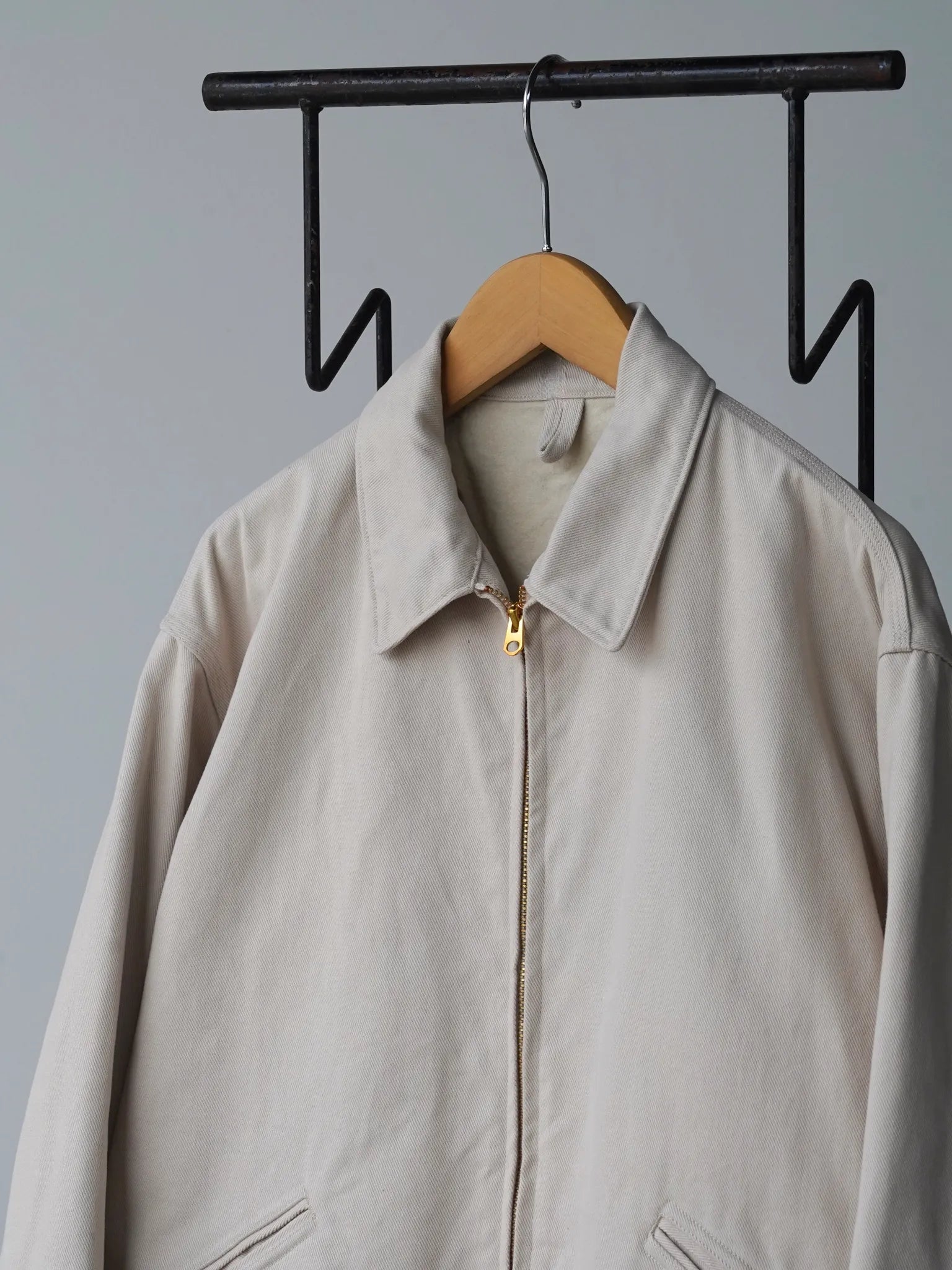 COMOLI コットンツイル ジップショートジャケット IVORY COMOLI コットンツイル ジップショートジャケット IVORY