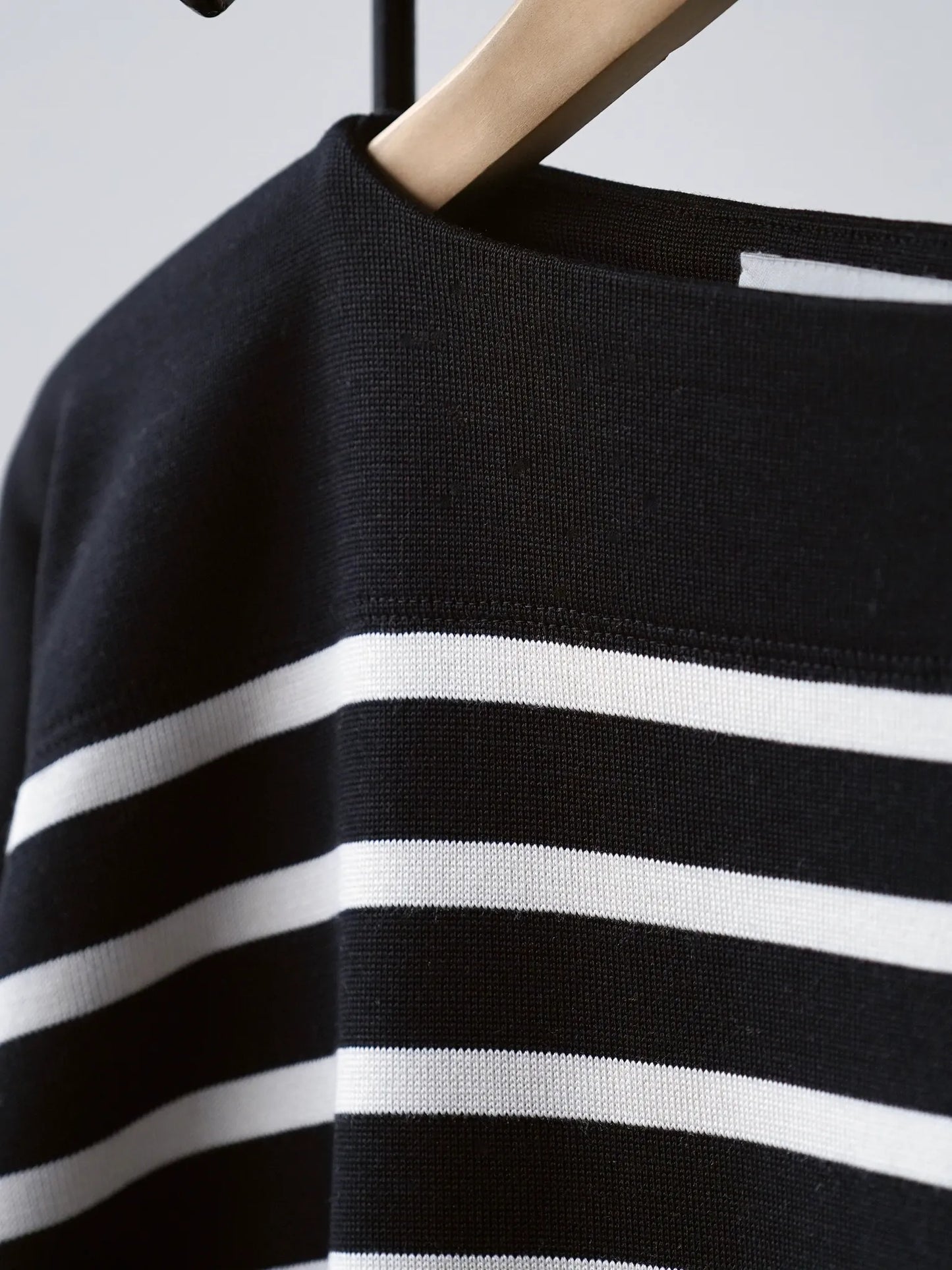 olde-h-daughter-silk-heavy-weight-plain-stitches-knitting-p-o-black-ivory-3