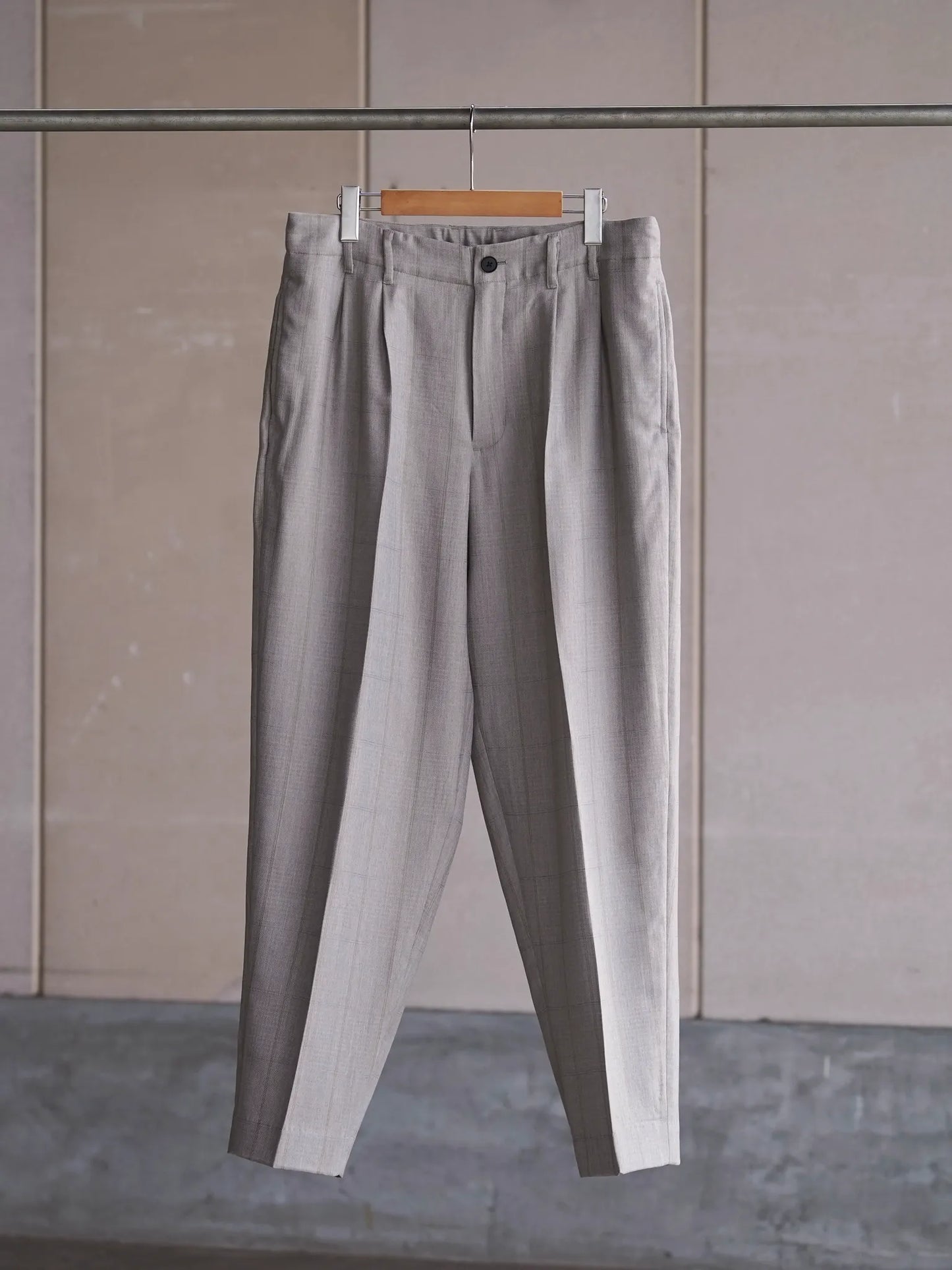 nonnotte-2-tuck-wide-tapered-trousers-clay-mist-3
