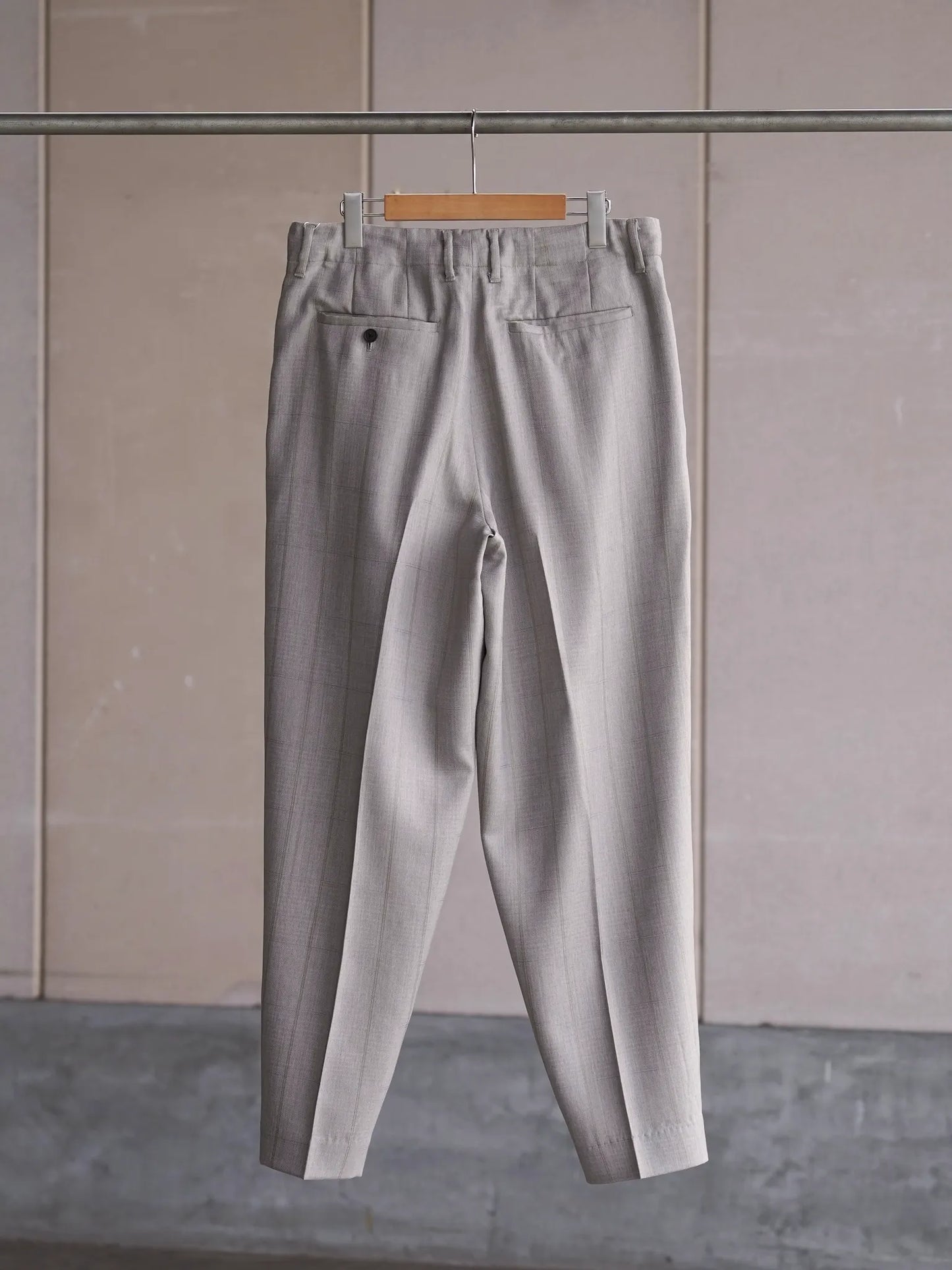 nonnotte-2-tuck-wide-tapered-trousers-clay-mist-4