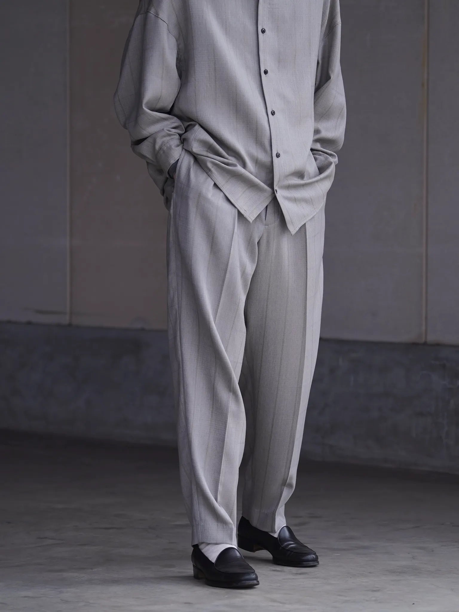 nonnotte-2-tuck-wide-tapered-trousers-clay-mist-5