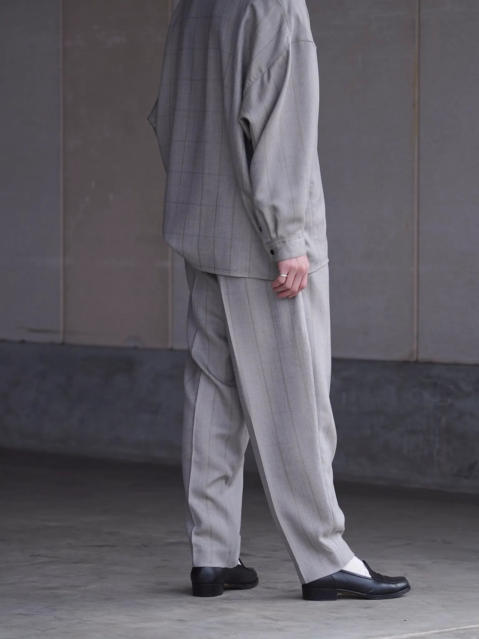 nonnotte-2-tuck-wide-tapered-trousers-clay-mist-6