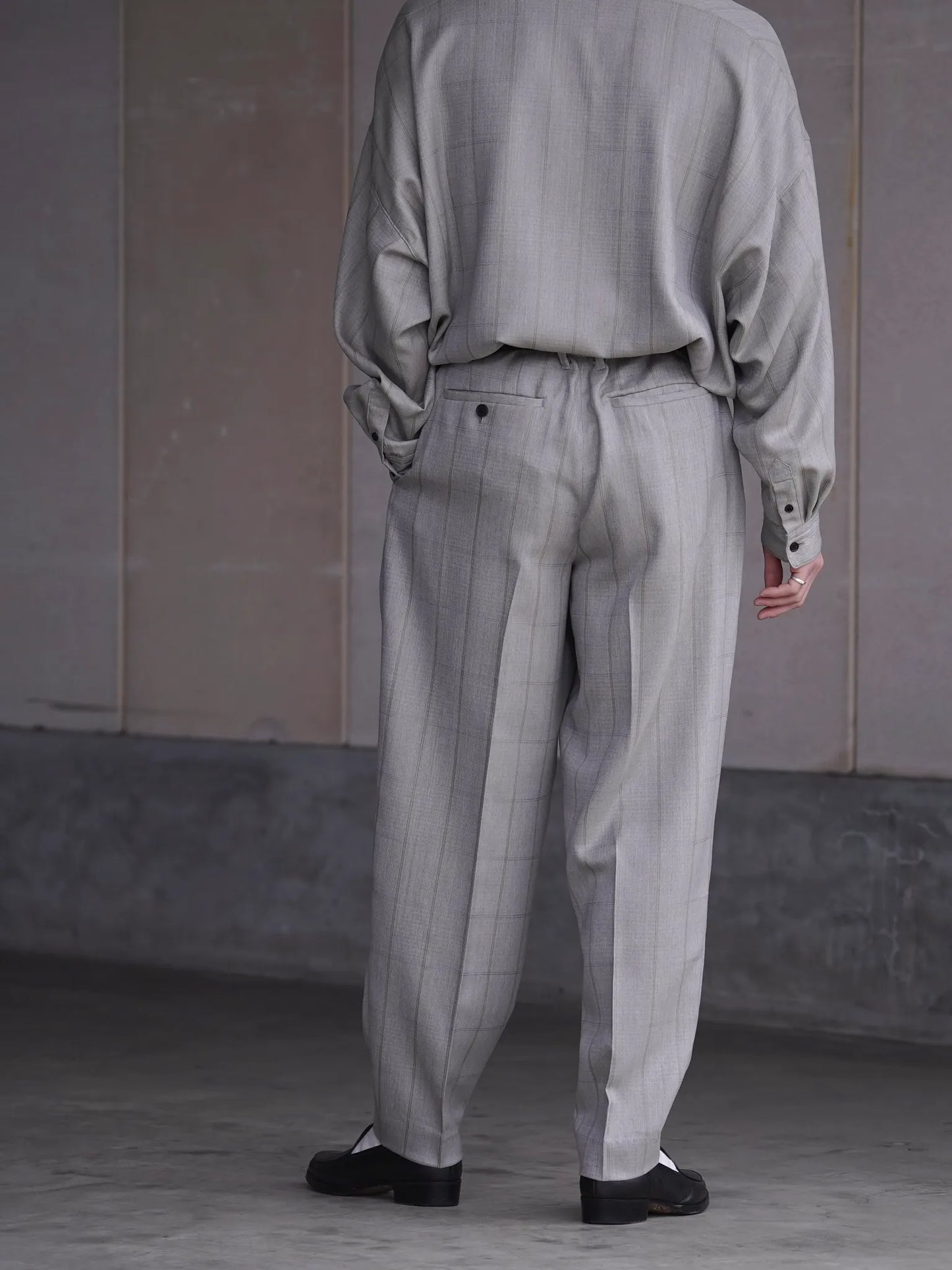 nonnotte-2-tuck-wide-tapered-trousers-clay-mist-7