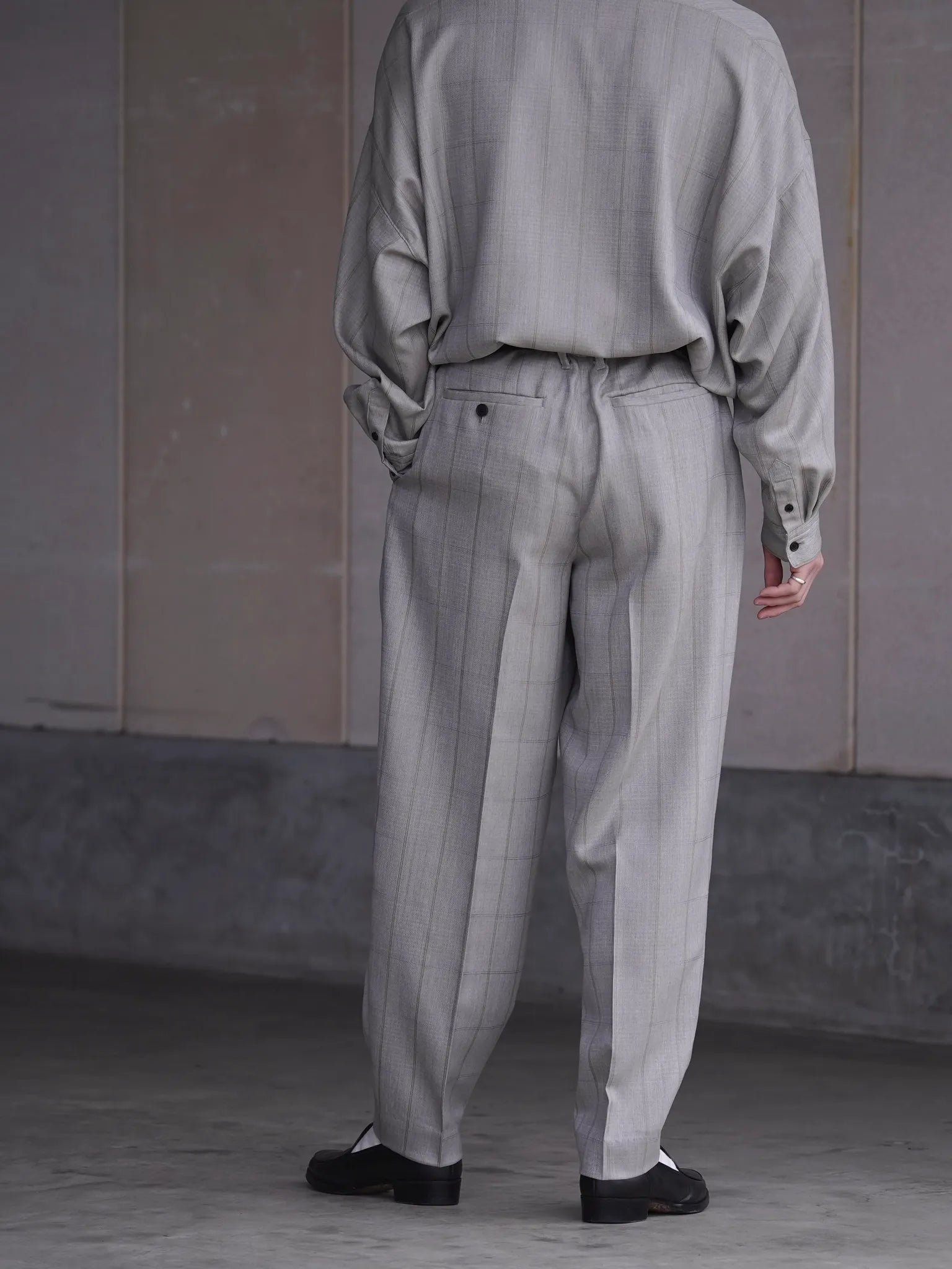 nonnotte-2-tuck-wide-tapered-trousers-clay-mist-7
