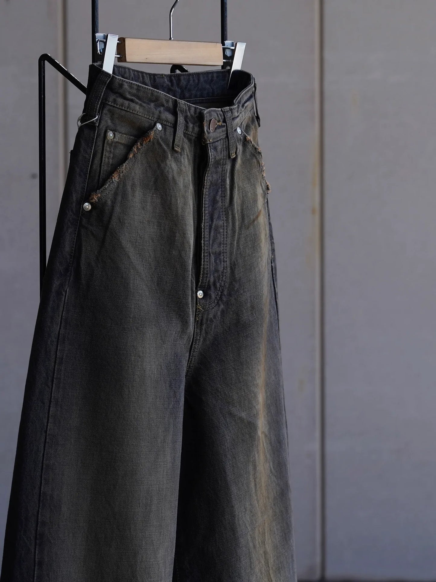daisuke tanabe | coffee black denim trousers_dstryd destroyed