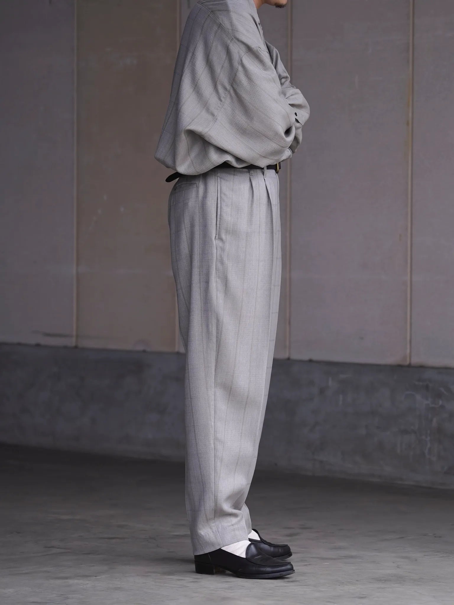 nonnotte-2-tuck-wide-tapered-trousers-clay-mist-8