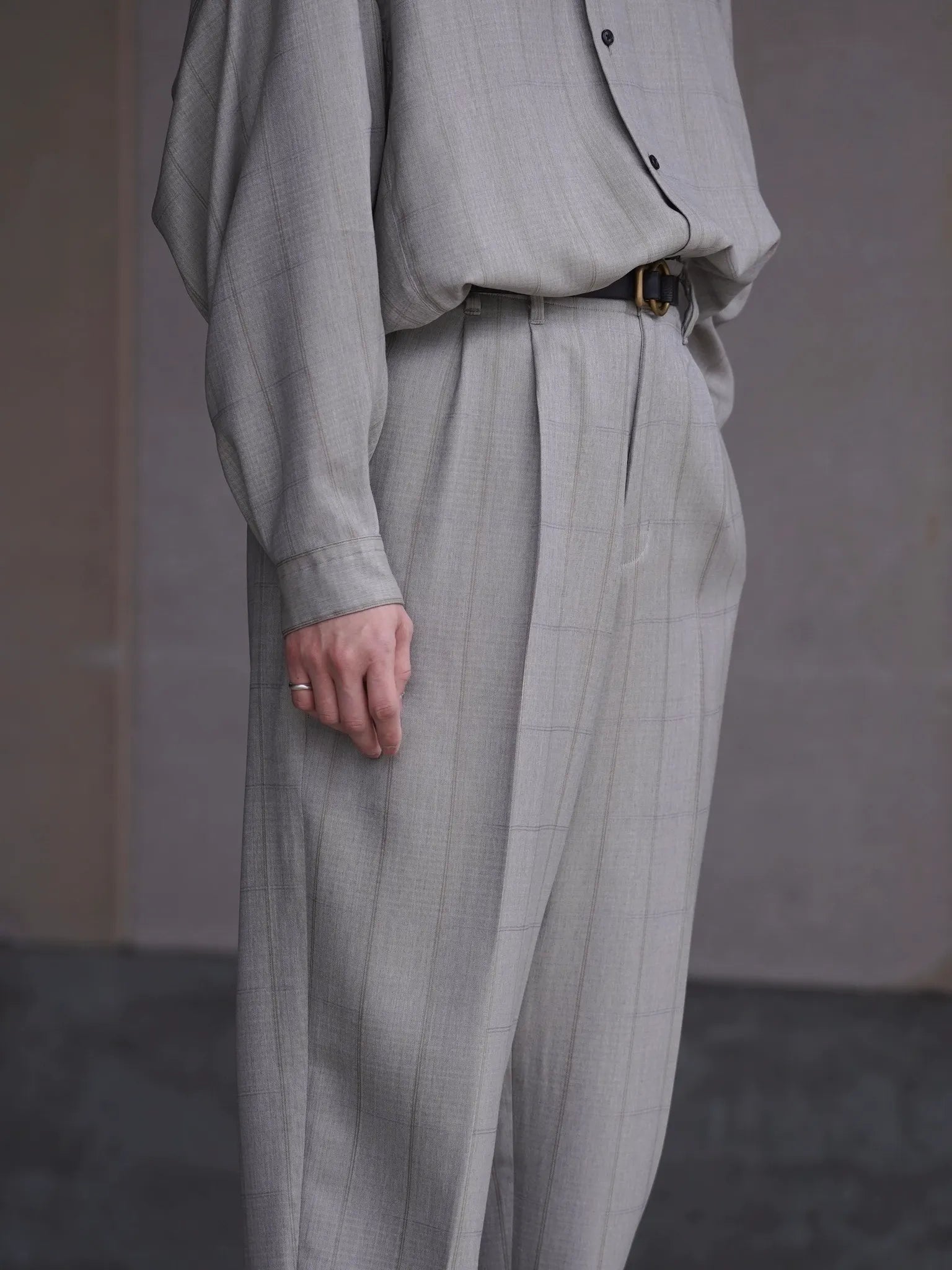 nonnotte-2-tuck-wide-tapered-trousers-clay-mist-9