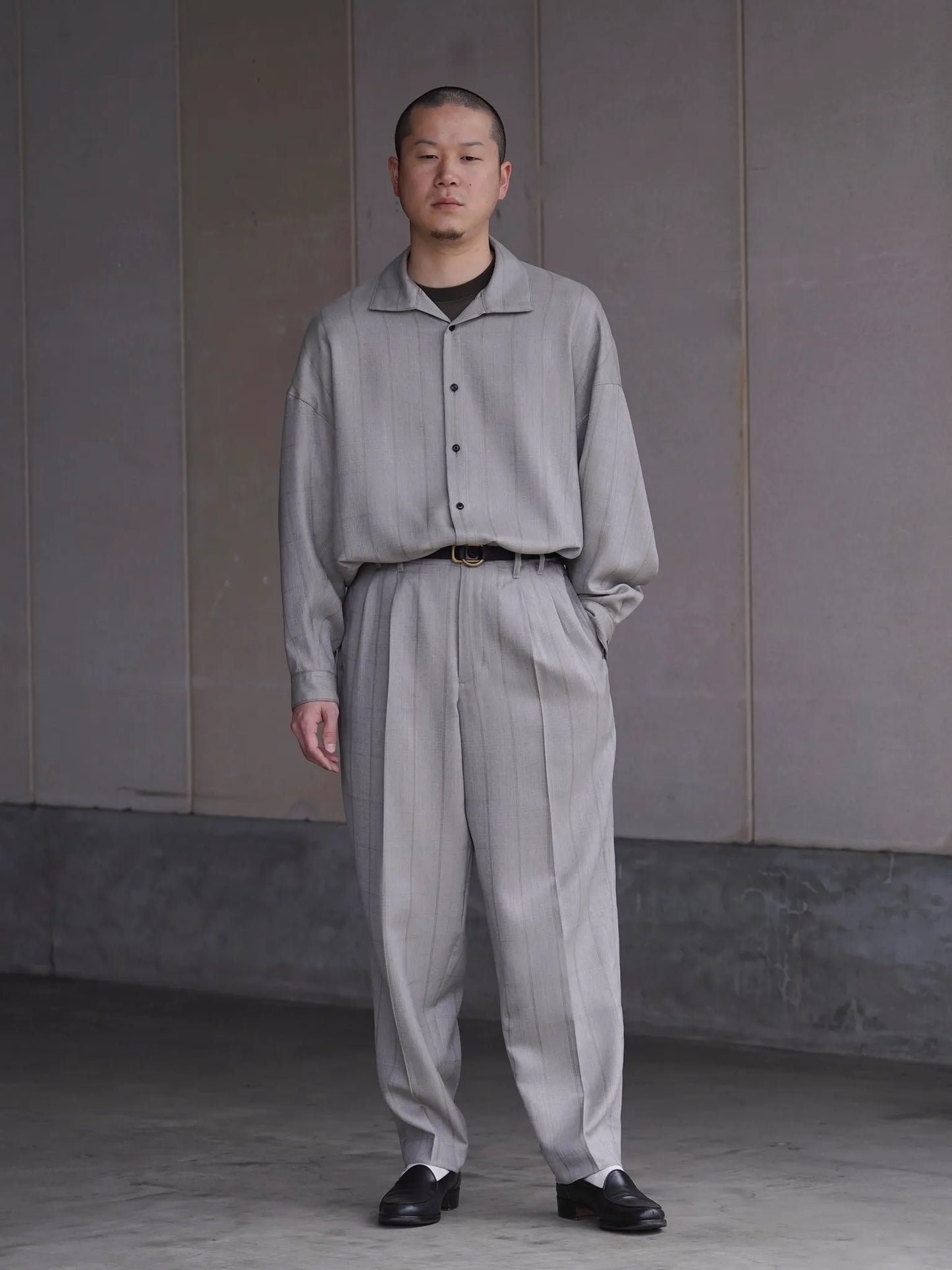 nonnotte-2-tuck-wide-tapered-trousers-clay-mist-10