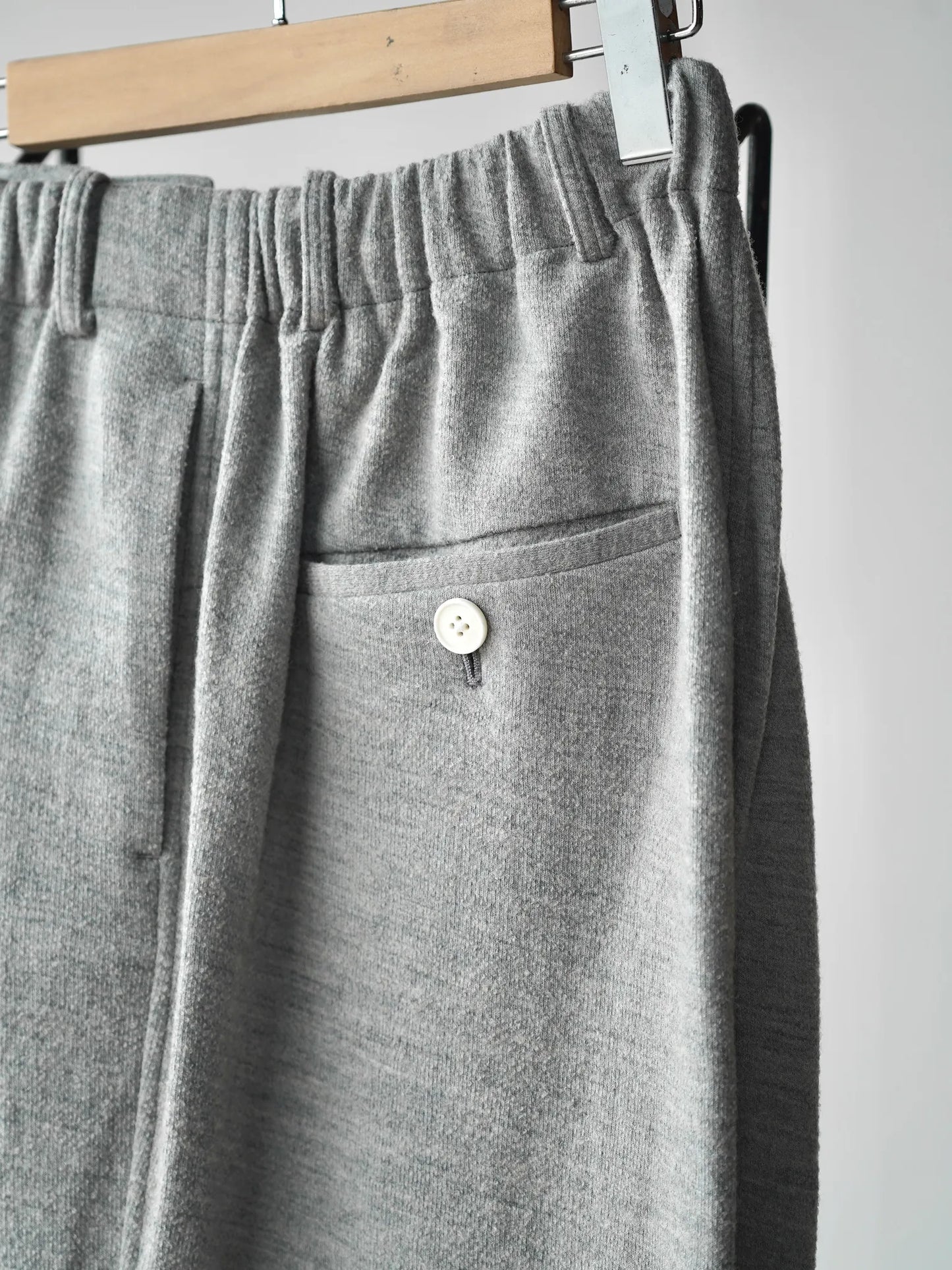 nonnotte | Elastic In-Tuck Wide Tapered Trousers Toasted Oatmeal