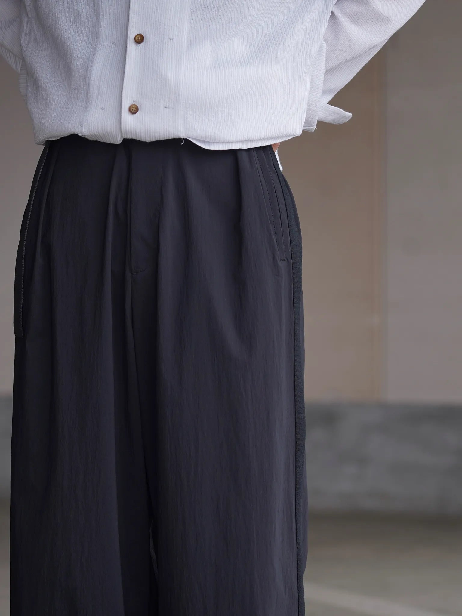 irenisa-belted-form-change-pants-black-13