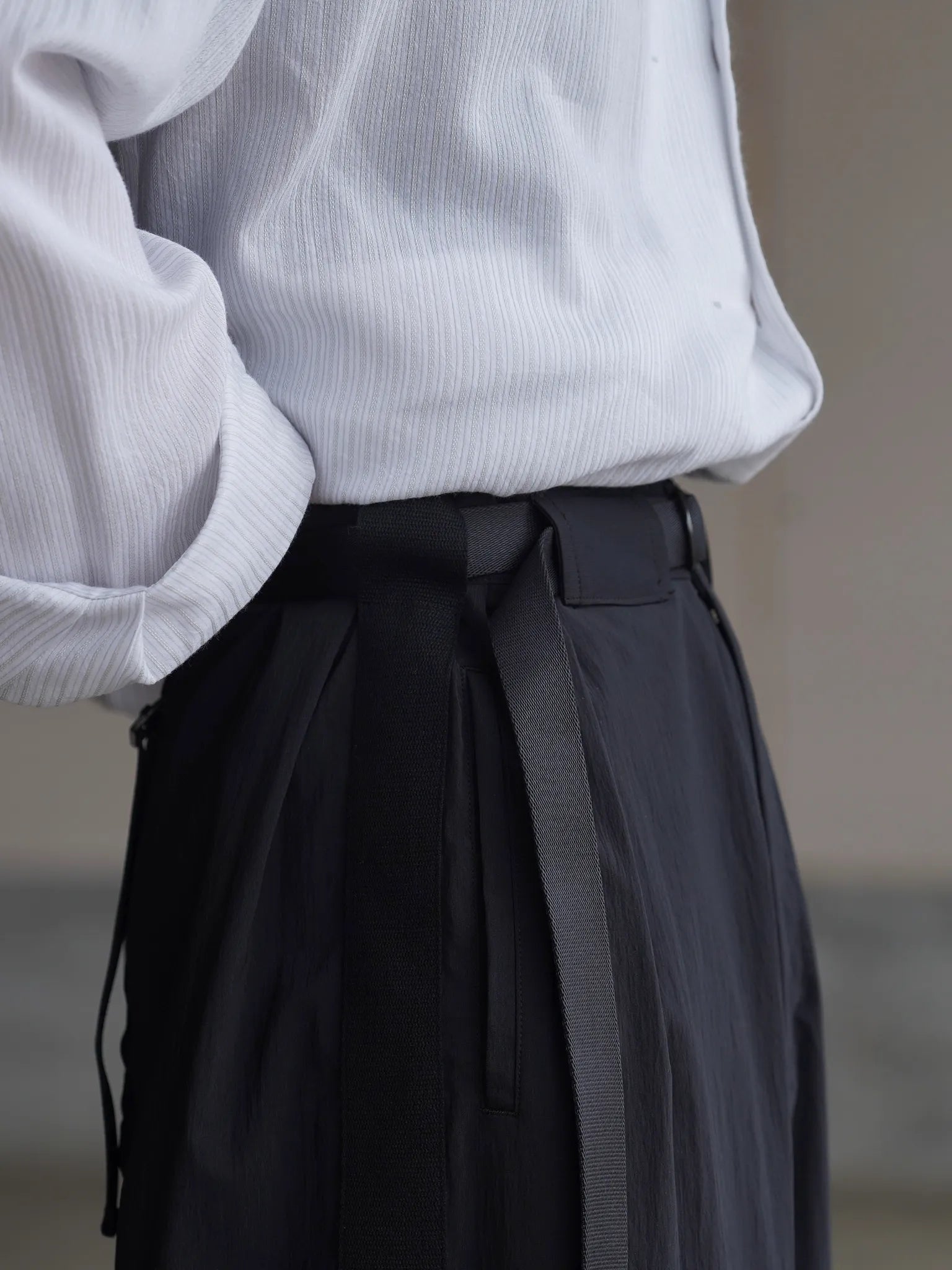 irenisa-belted-form-change-pants-black-15