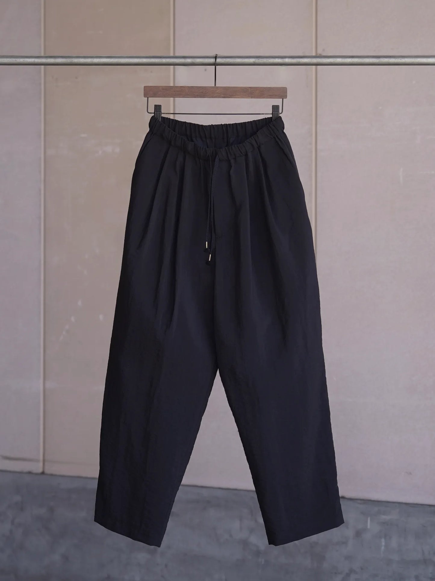 calmlence | DOUBLE PLEATED EASY TAPERED BLK