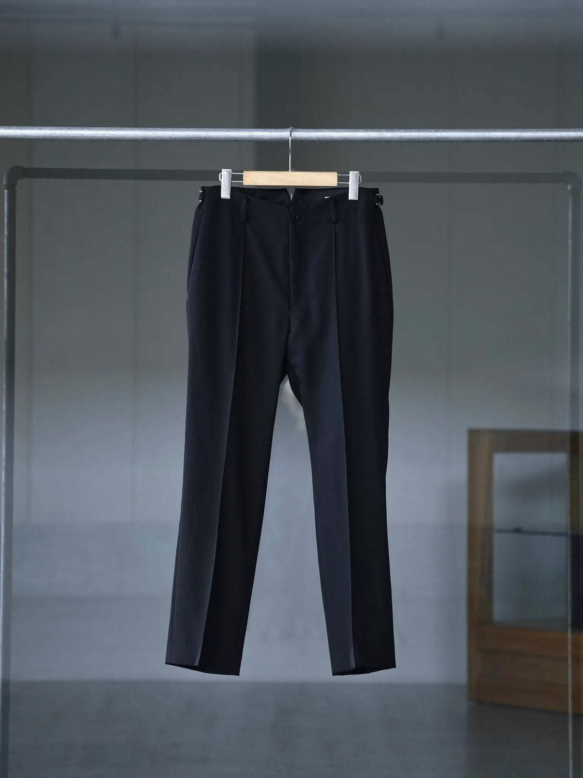 IRENISA | NO-TUCK SLIM TROUSERS BLACK