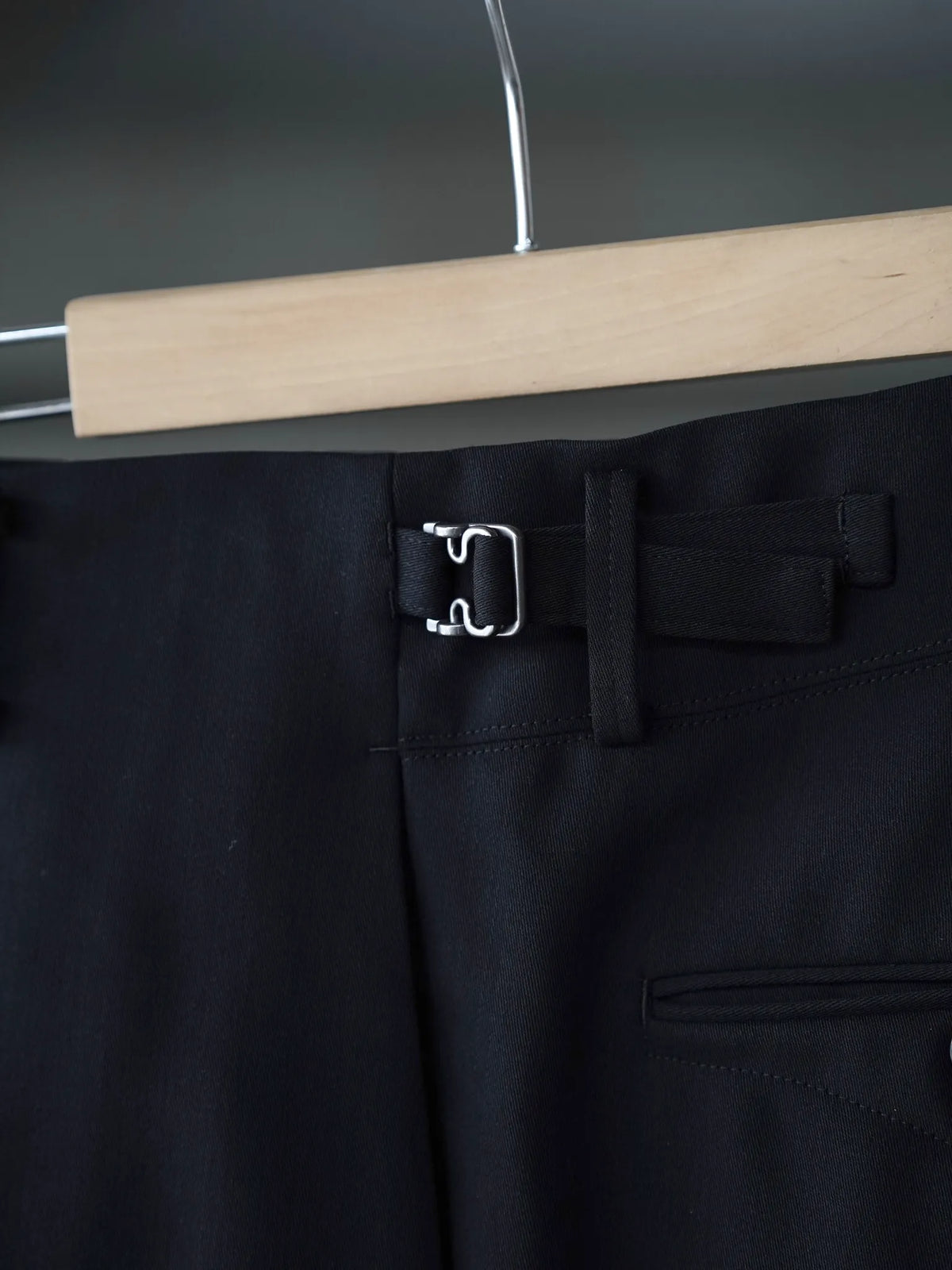 IRENISA | NO-TUCK SLIM TROUSERS BLACK