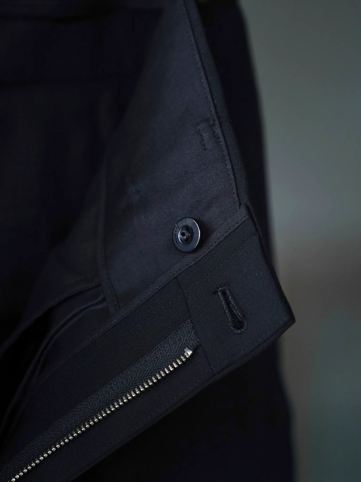 IRENISA | NO-TUCK SLIM TROUSERS BLACK