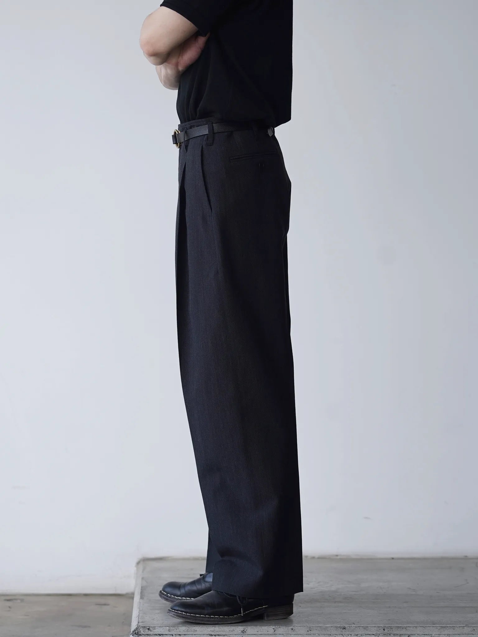 山内 ウール× 和紙・サイドシームレスワンタックパンツ charcoal black