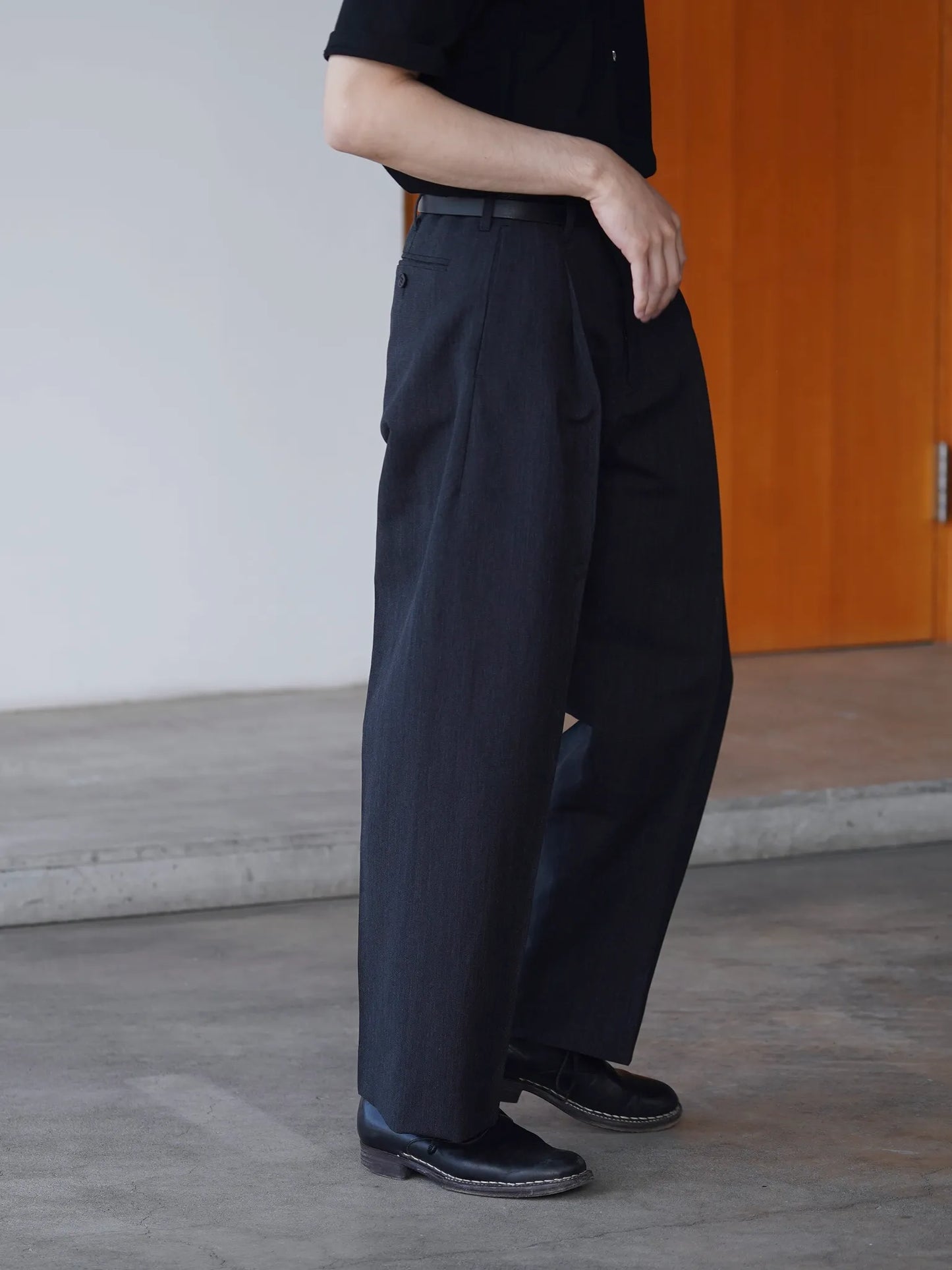 山内-ウール-和紙-サイドシームレスワンタックパンツ-charcoal-black-7