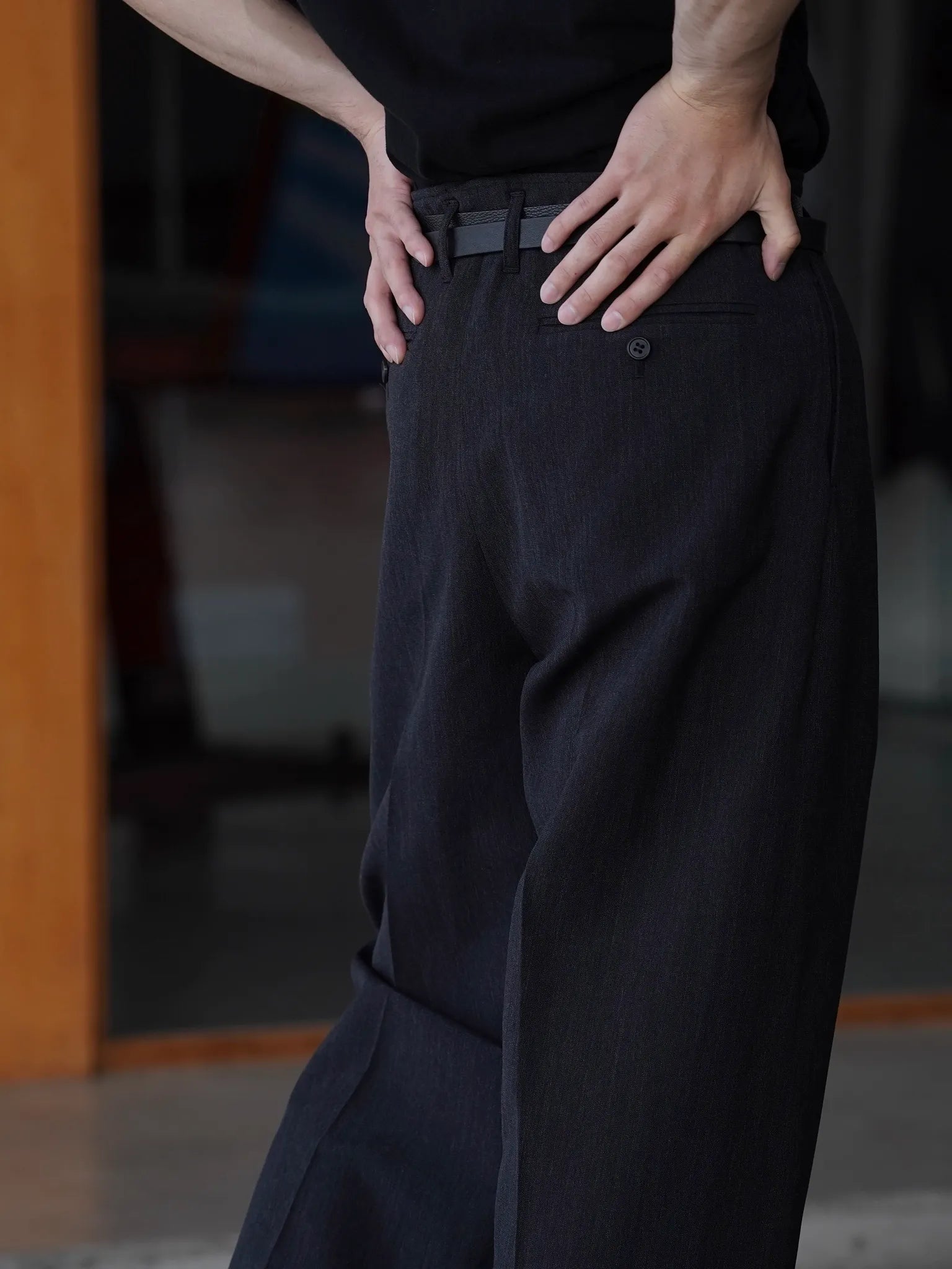 山内 ウール× 和紙・サイドシームレスワンタックパンツ charcoal black