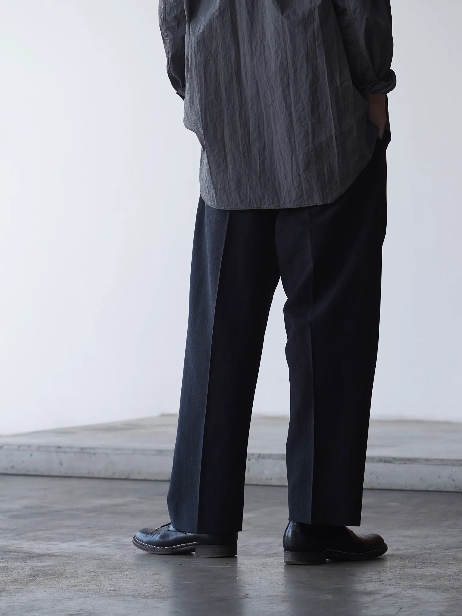 山内 ウール× 和紙・サイドシームレスワンタックパンツ charcoal black