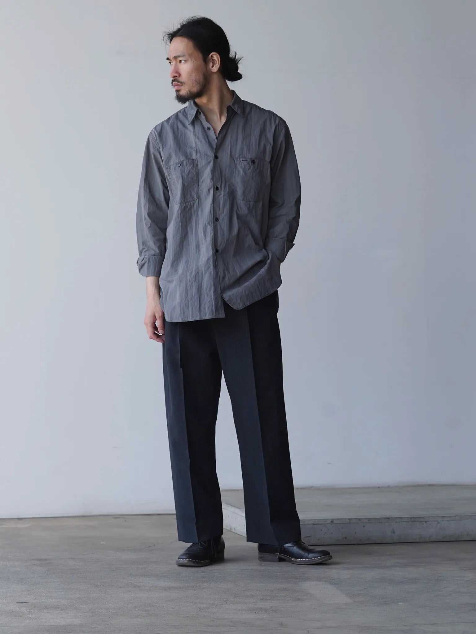 山内 ウール× 和紙・サイドシームレスワンタックパンツ charcoal black