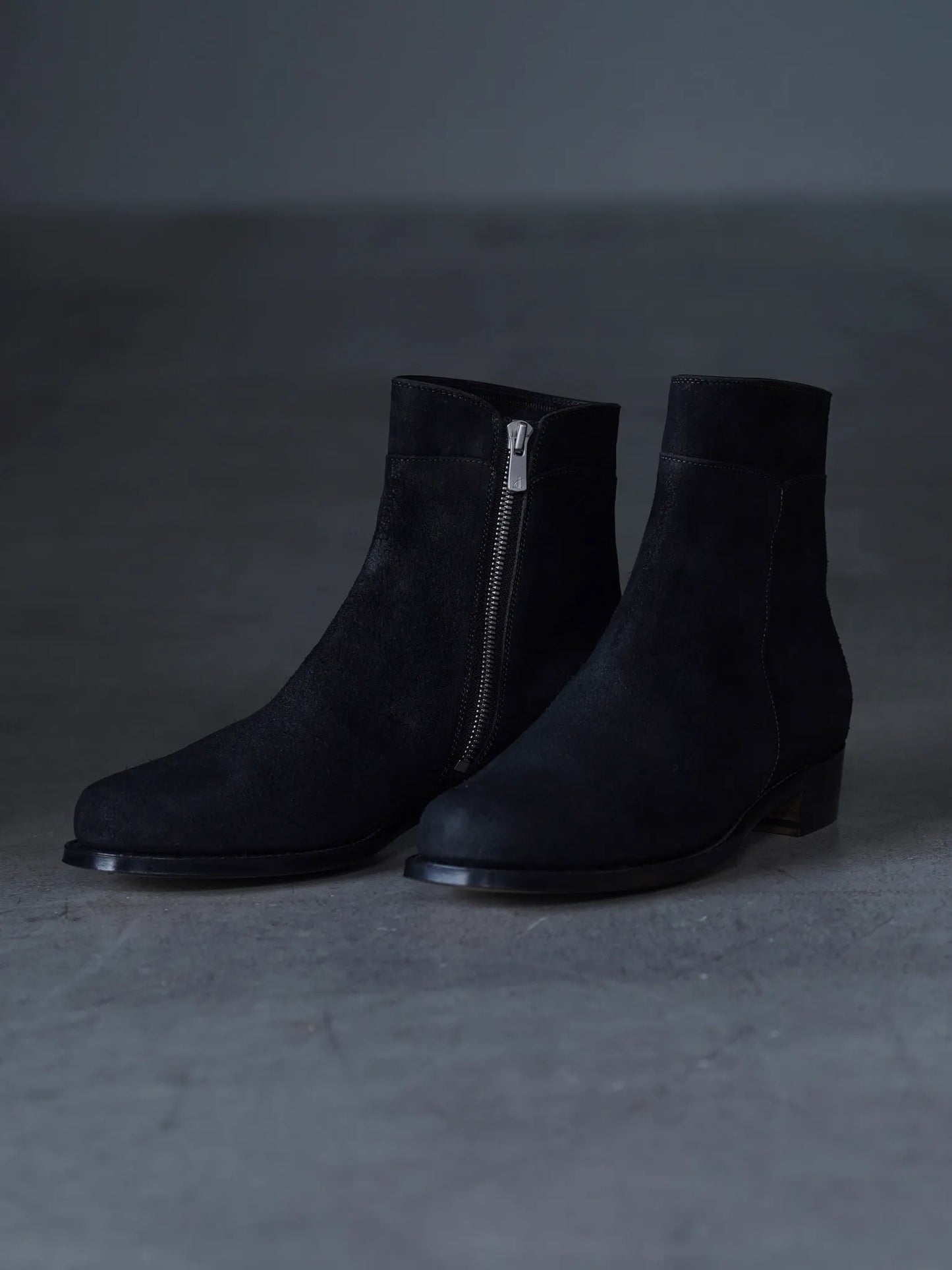 post-production-side-zip-boots-waxed-ezojika-suede-black-4