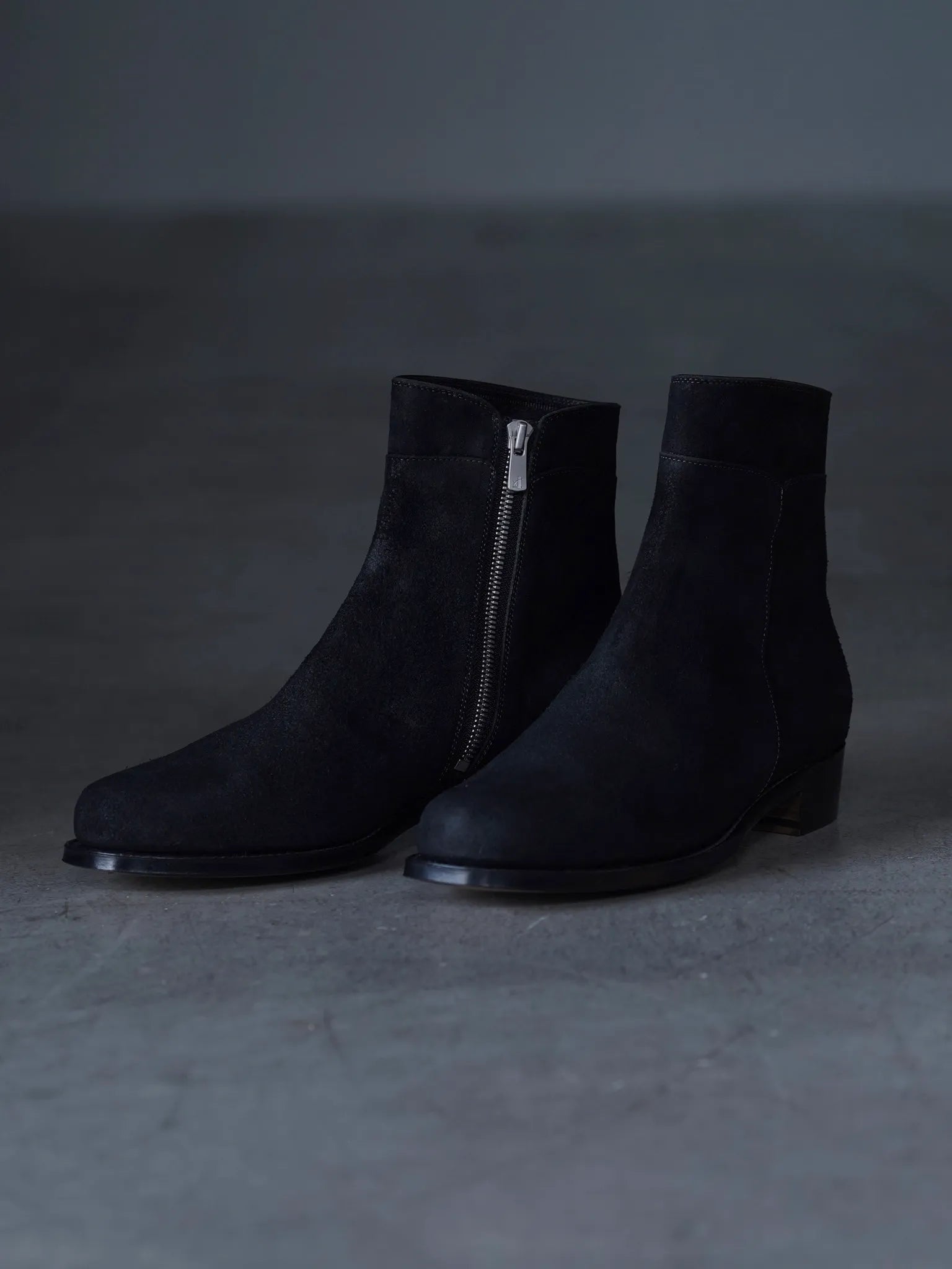 post-production-side-zip-boots-waxed-ezojika-suede-black-4