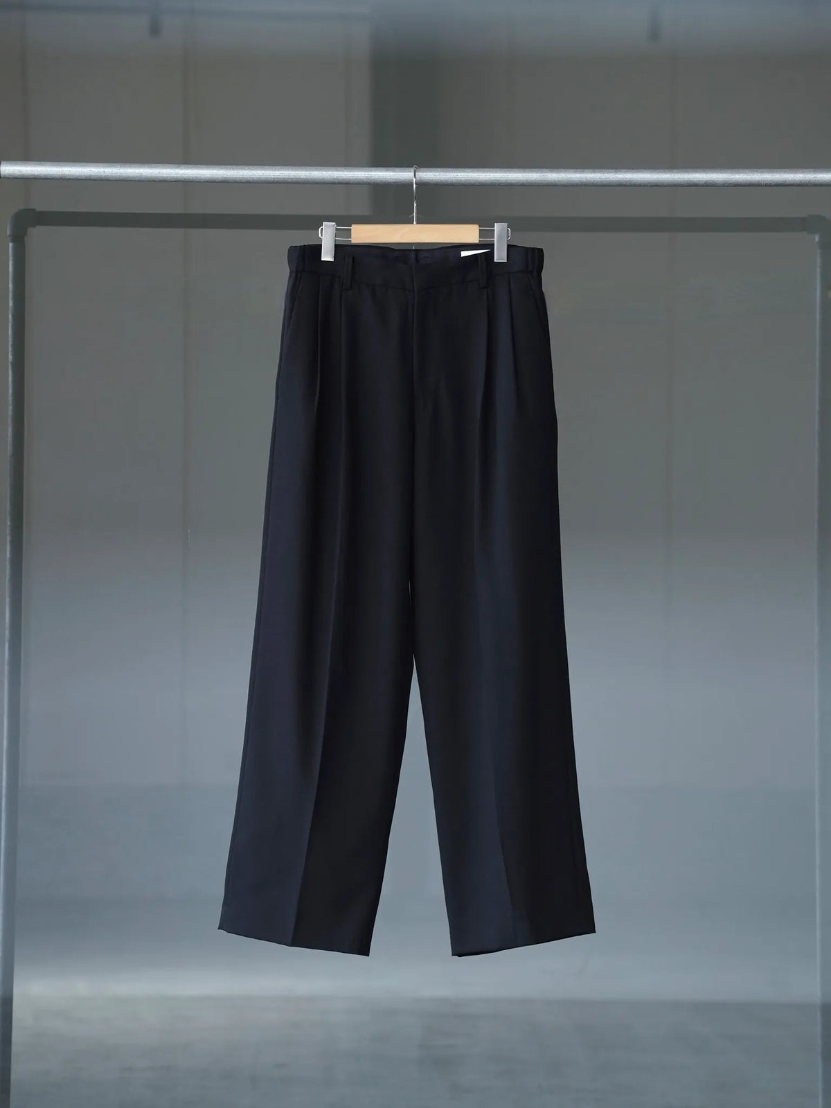 IRENISA | TWO-TUCK WIDE TROUSERS BLACK