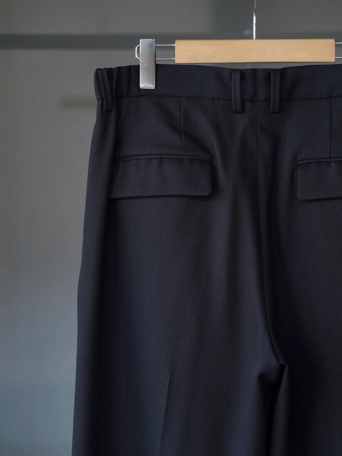 IRENISA | TWO-TUCK WIDE TROUSERS BLACK