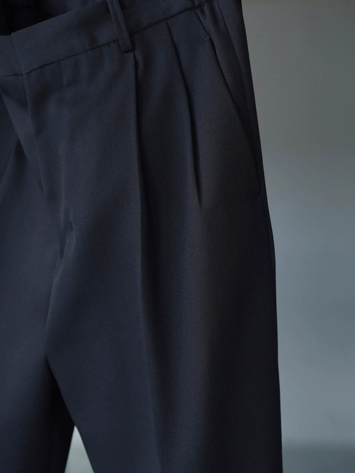 IRENISA | TWO-TUCK WIDE TROUSERS BLACK