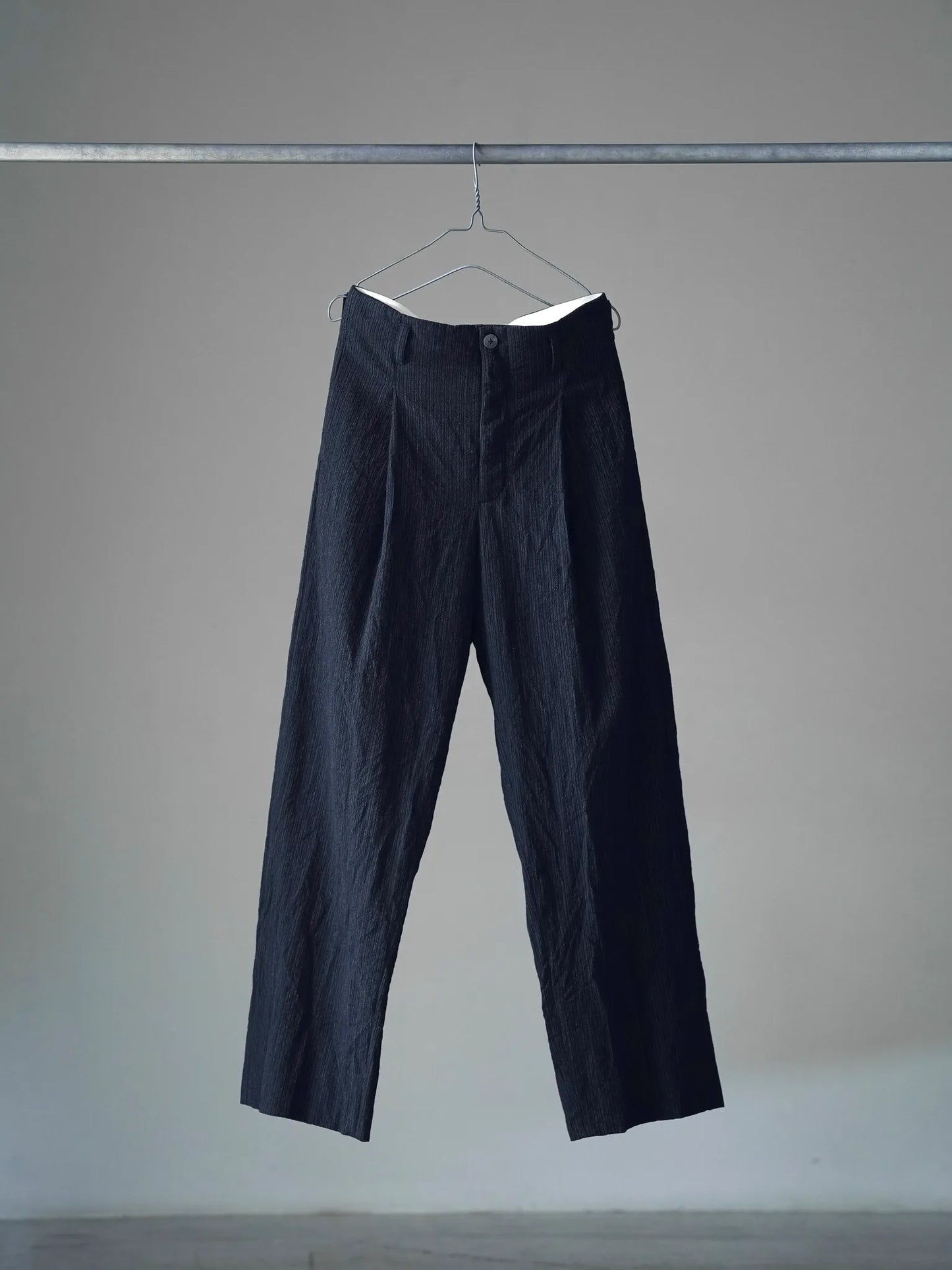 calmlence | SINGLE PLEATED WIDE STRAIGHT BLKST
