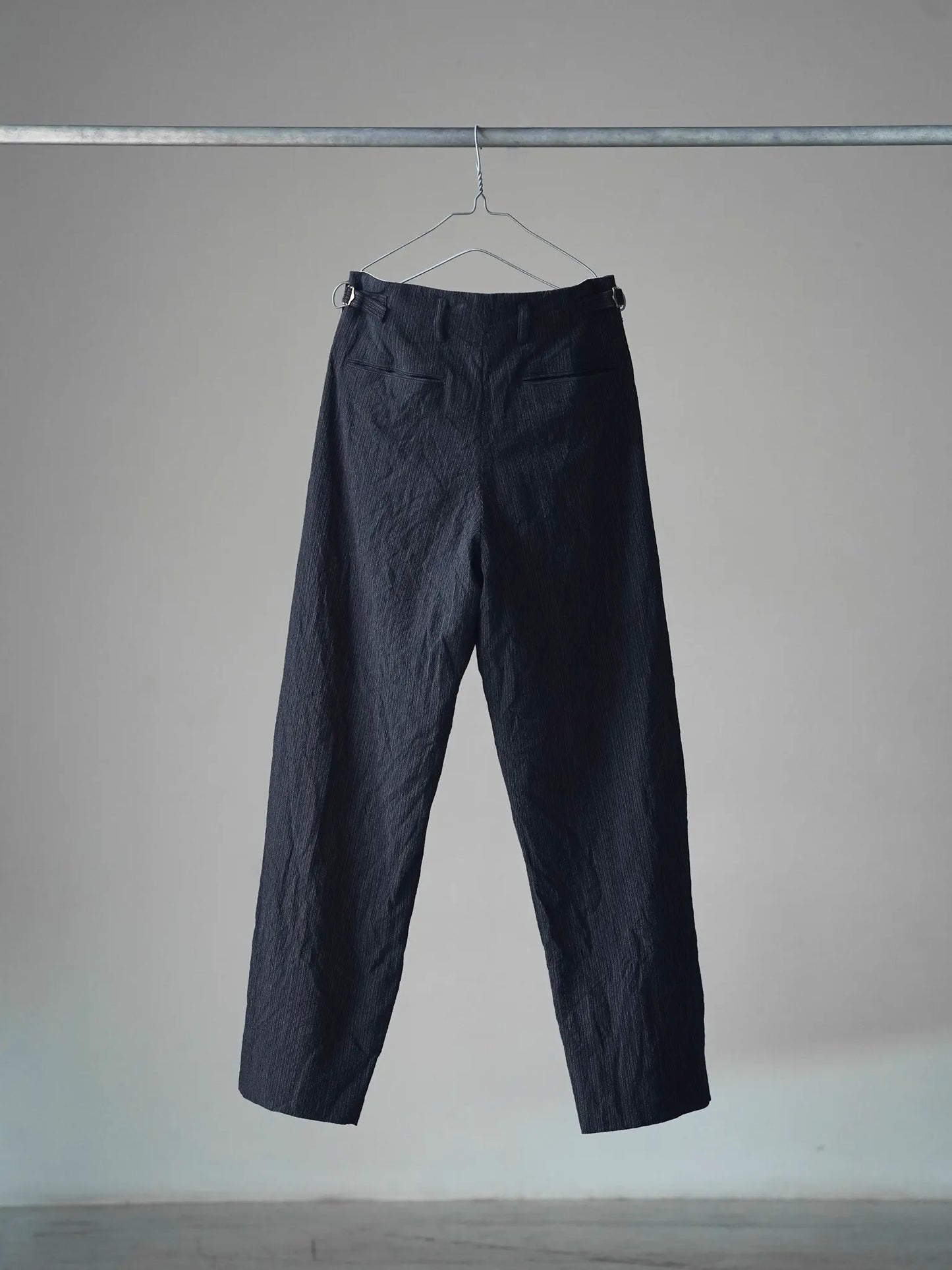 calmlence | SINGLE PLEATED WIDE STRAIGHT BLKST
